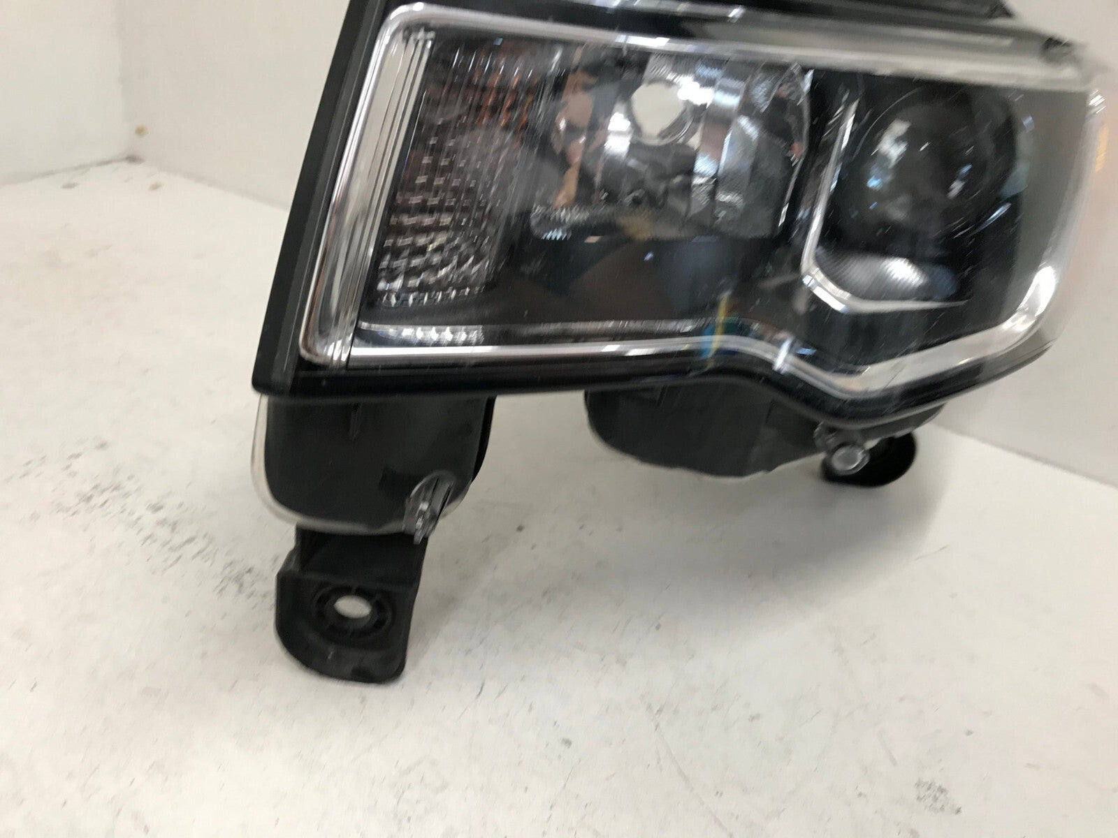 Headlight Damaged Left LH Driver Jeep Grand Cherokee 17-22 68289235AD OEM