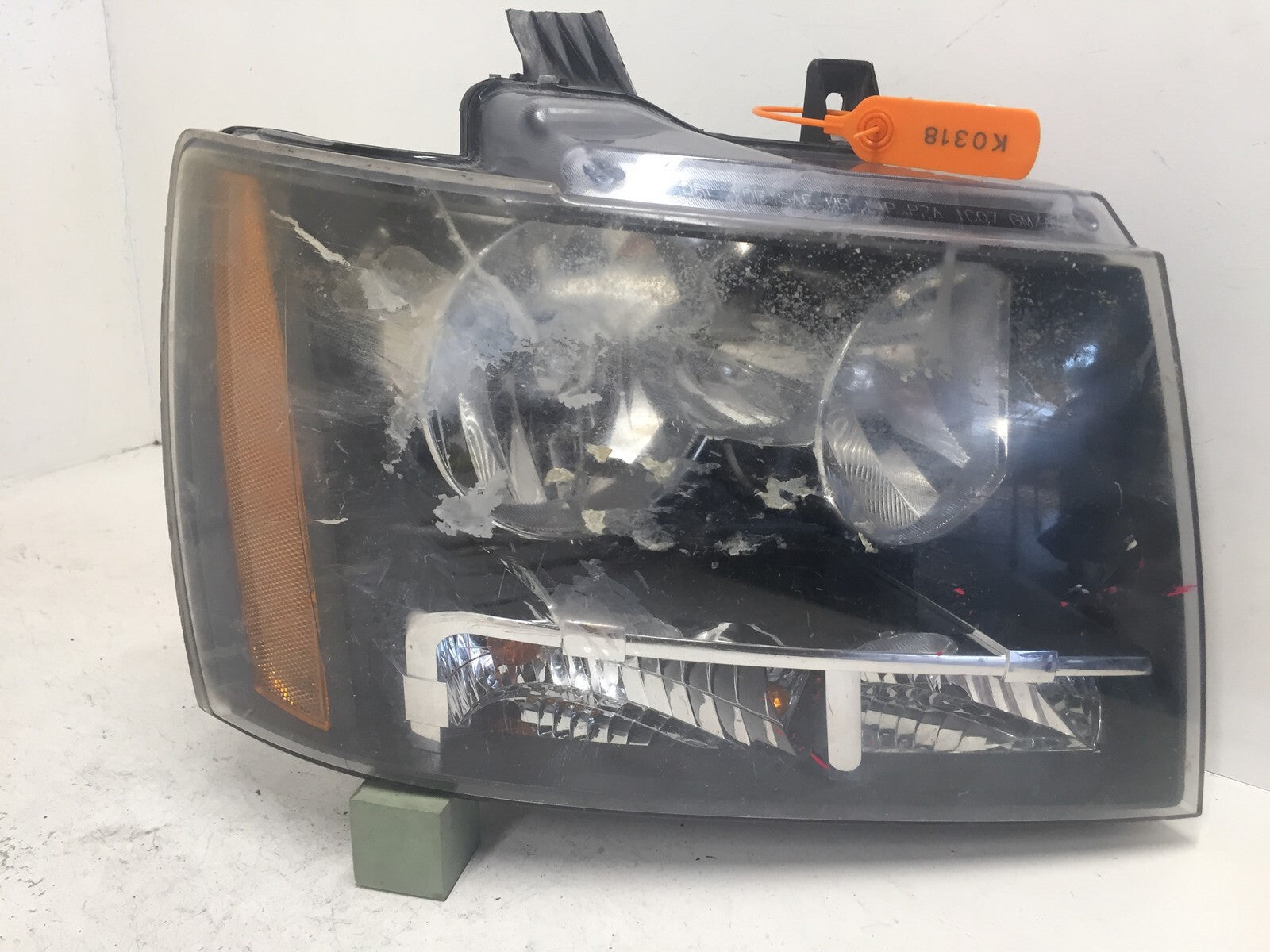 Headlight Damaged Lamp RH Chevy Tahoe Suburban Avalanche 07-2014 15895613 OEM