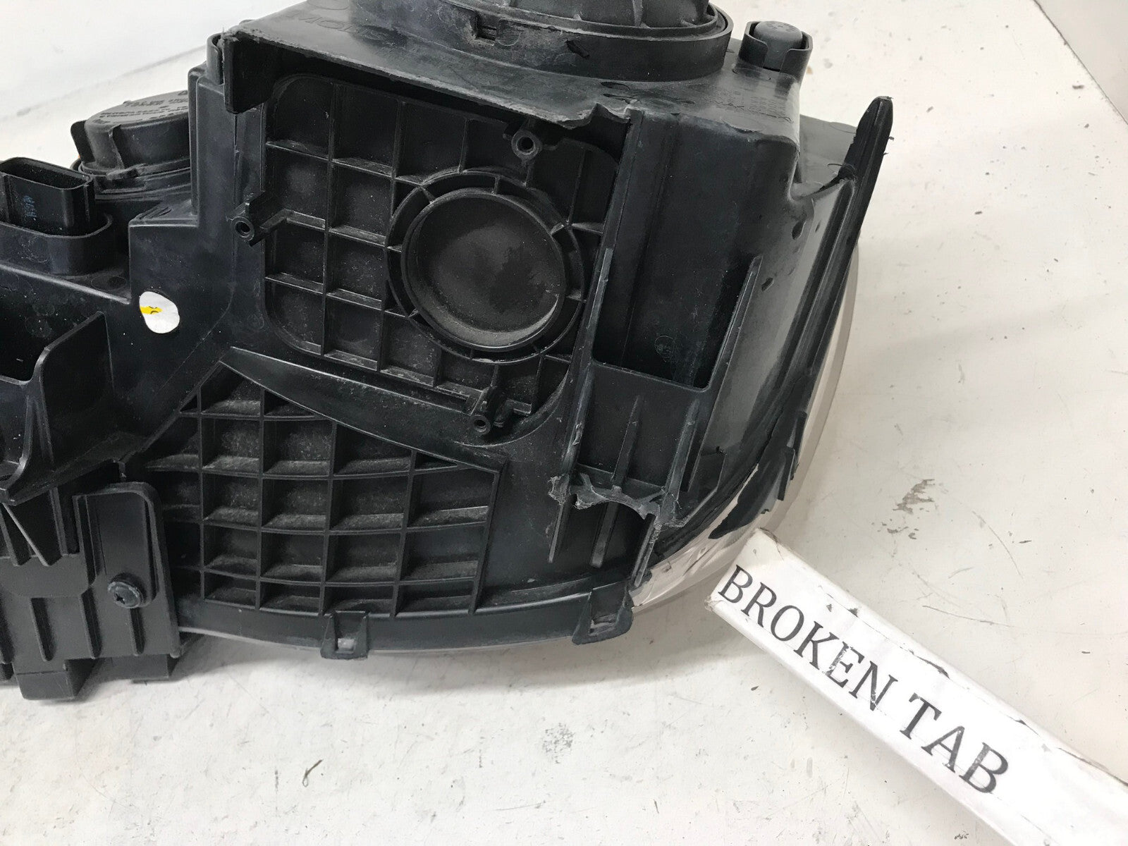 Headlight Damaged Passanger Side RH 18-22 Chrysler 300 L 68269810AC OEM