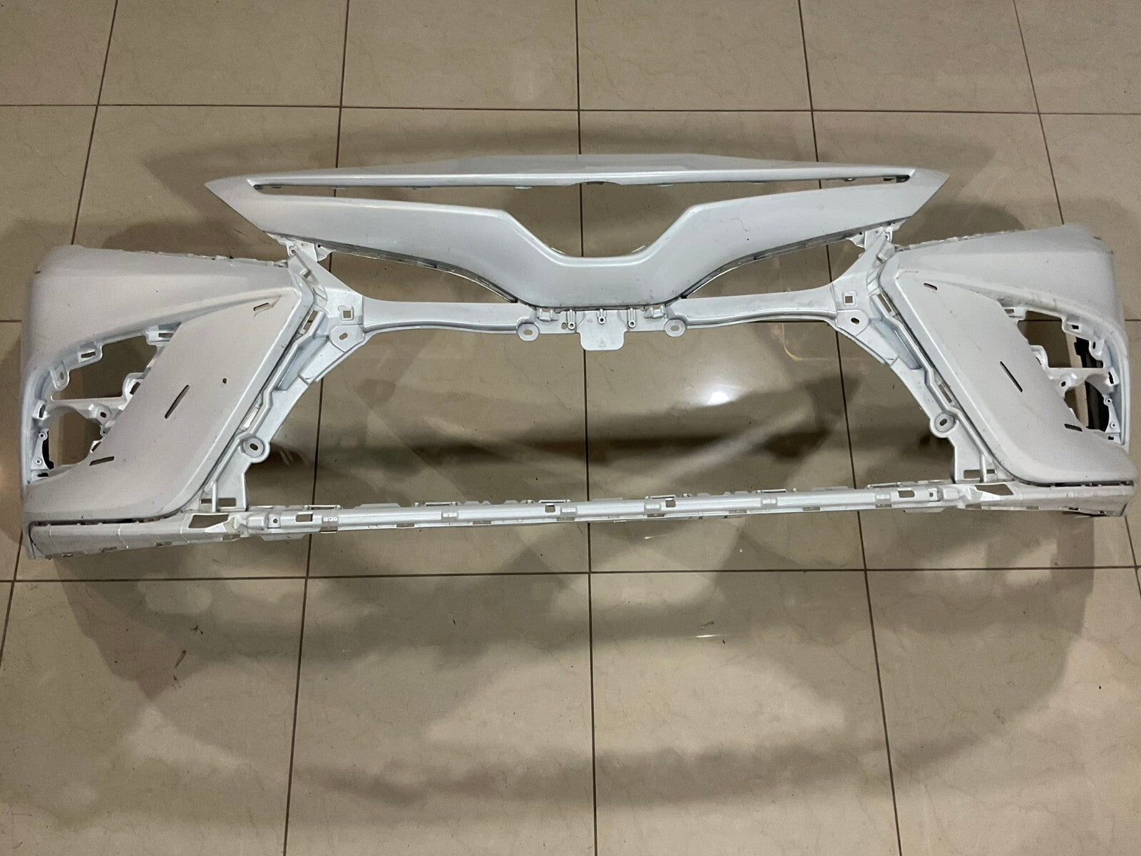 Front Bumper Cover White 2018-2020 Toyota Camry SE/XSE/Hybrid SE 52119+06E20 OEM
