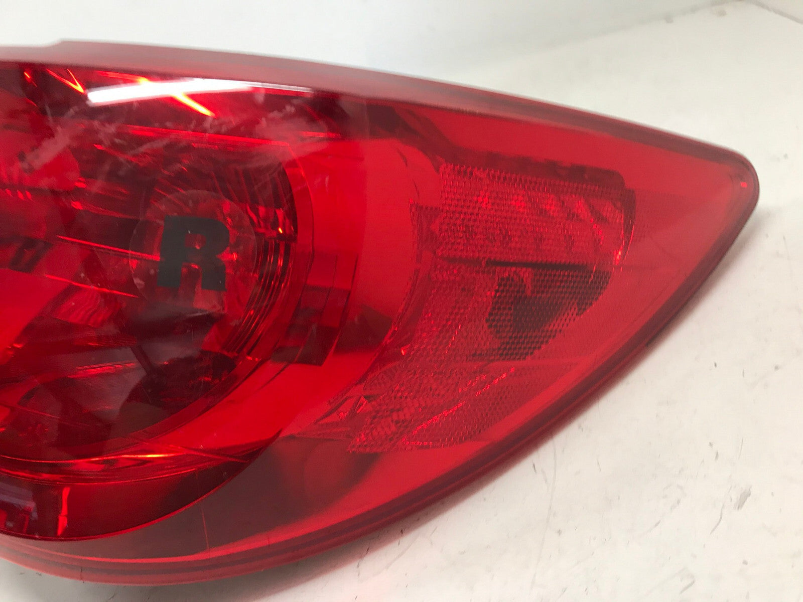 Tail light Damaged Right RH Passenger Chevy Traverse 2009-2012 15912686 OEM