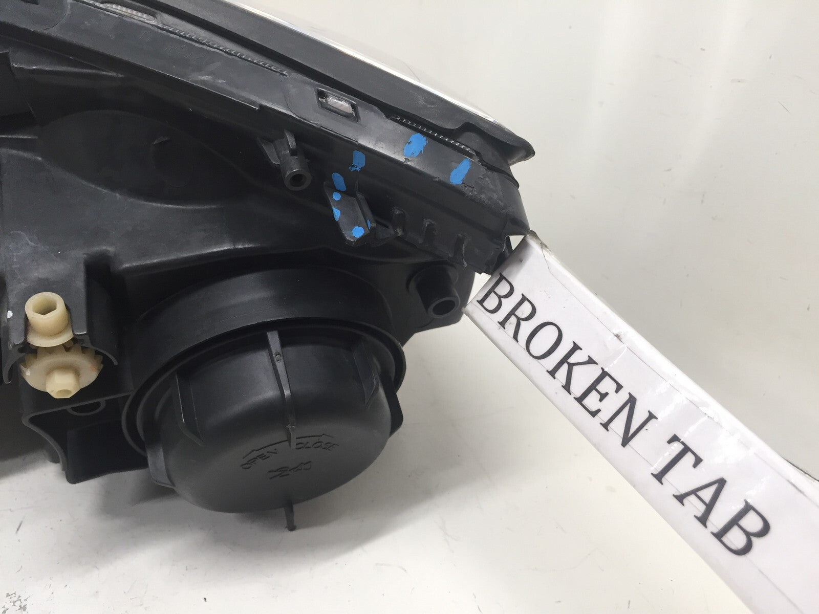 Headlight Damaged Right 2008-2010 Saturn Vue 12-2014 Captiva Sport 2503306 OEM