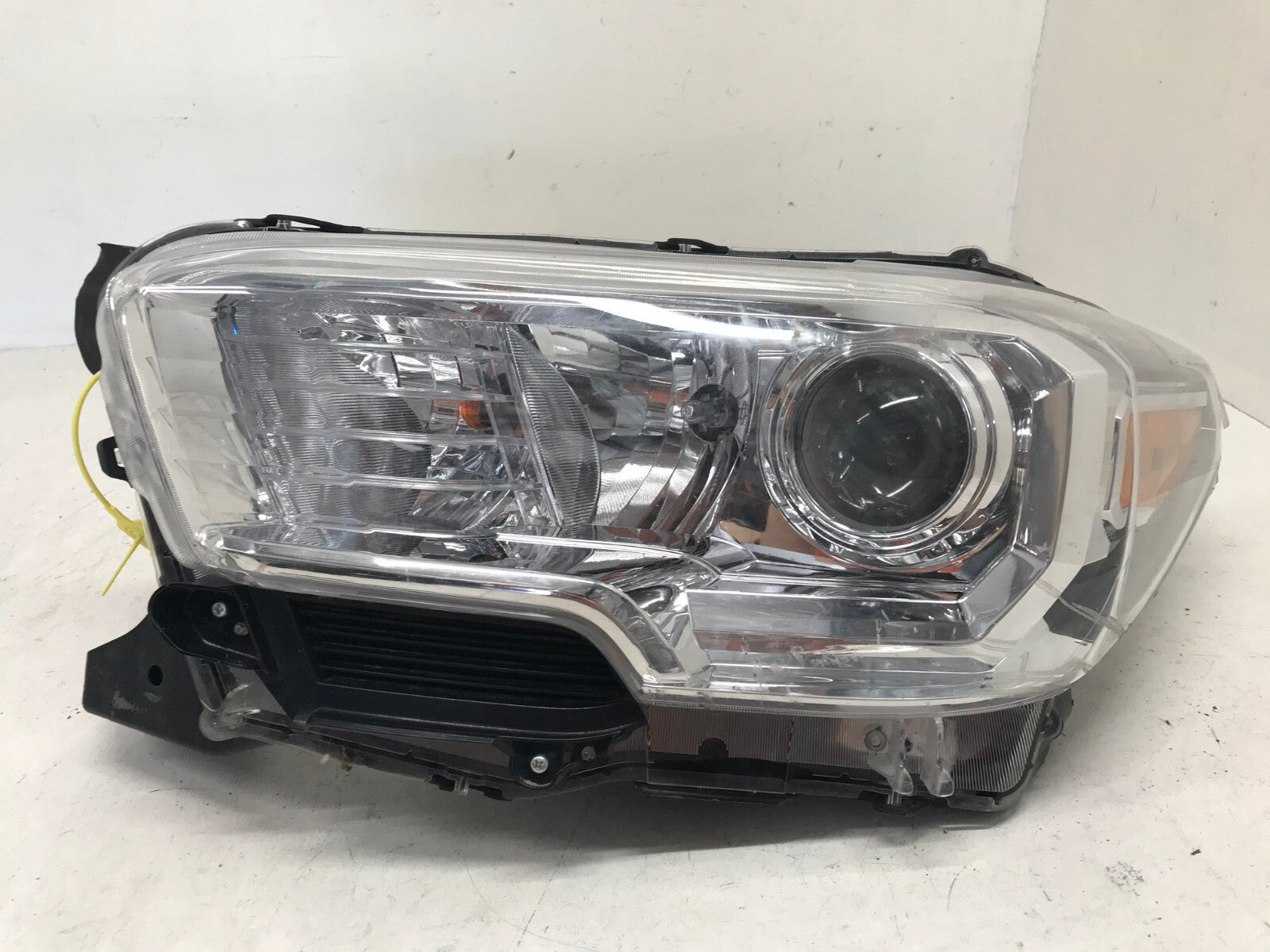 Headlight Damaged Left Driver LH Toyota Tacoma 2016-2018 8115004250 OEM