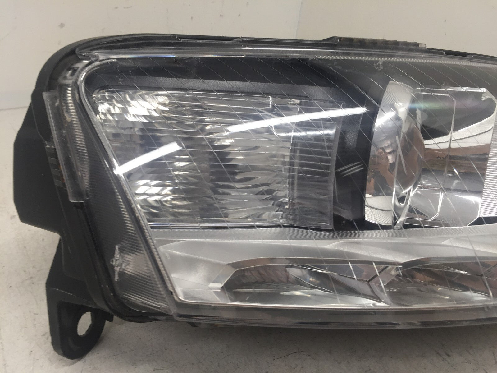 Xenon HID Headlight Damaged Passenger RH Audi A6 S6 2009-2011 4F0941004DG OEM2