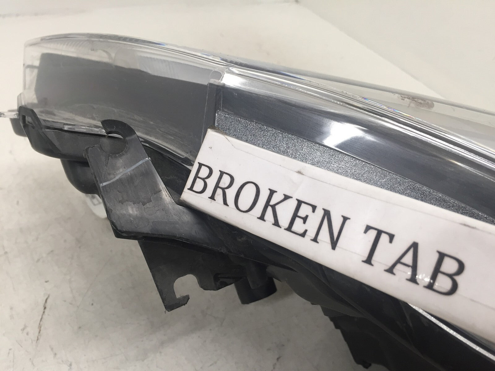Headlight Damaged Passenger Right RH Toyota Yaris HB 2015-2017 81130-0DA70 OEM