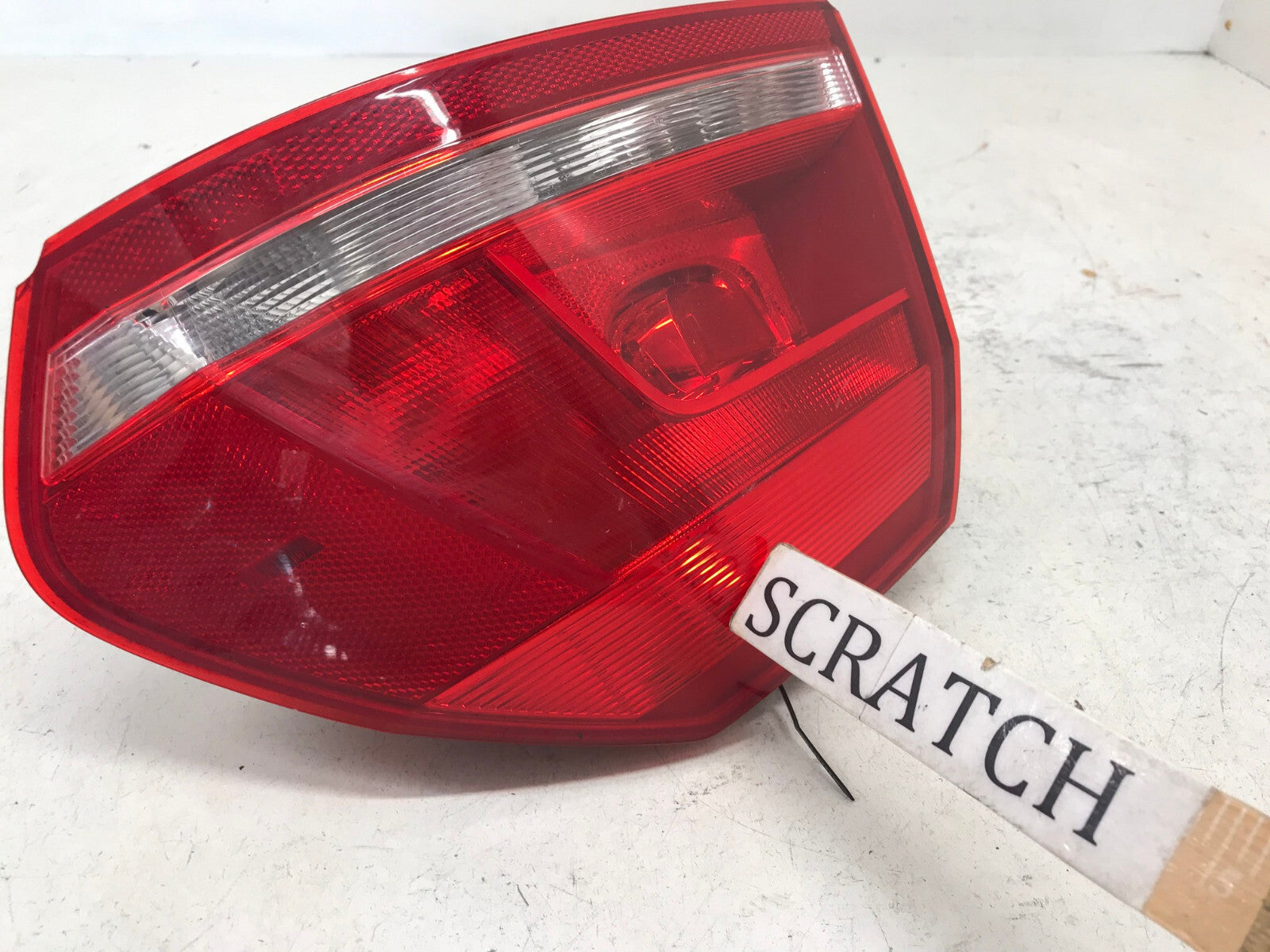 Tail light Damaged Passenger RH 2012-2015 Volkswagen Passat 561945096H OEM