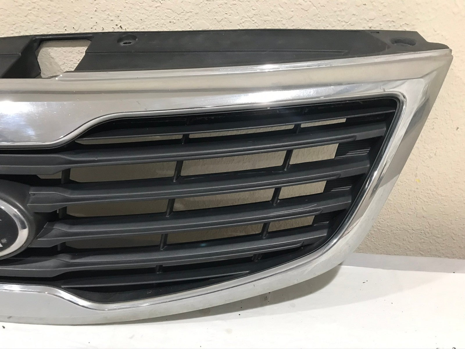 Grill Grille 2011-2012 Kia Sportage 26352-3W000 OEM