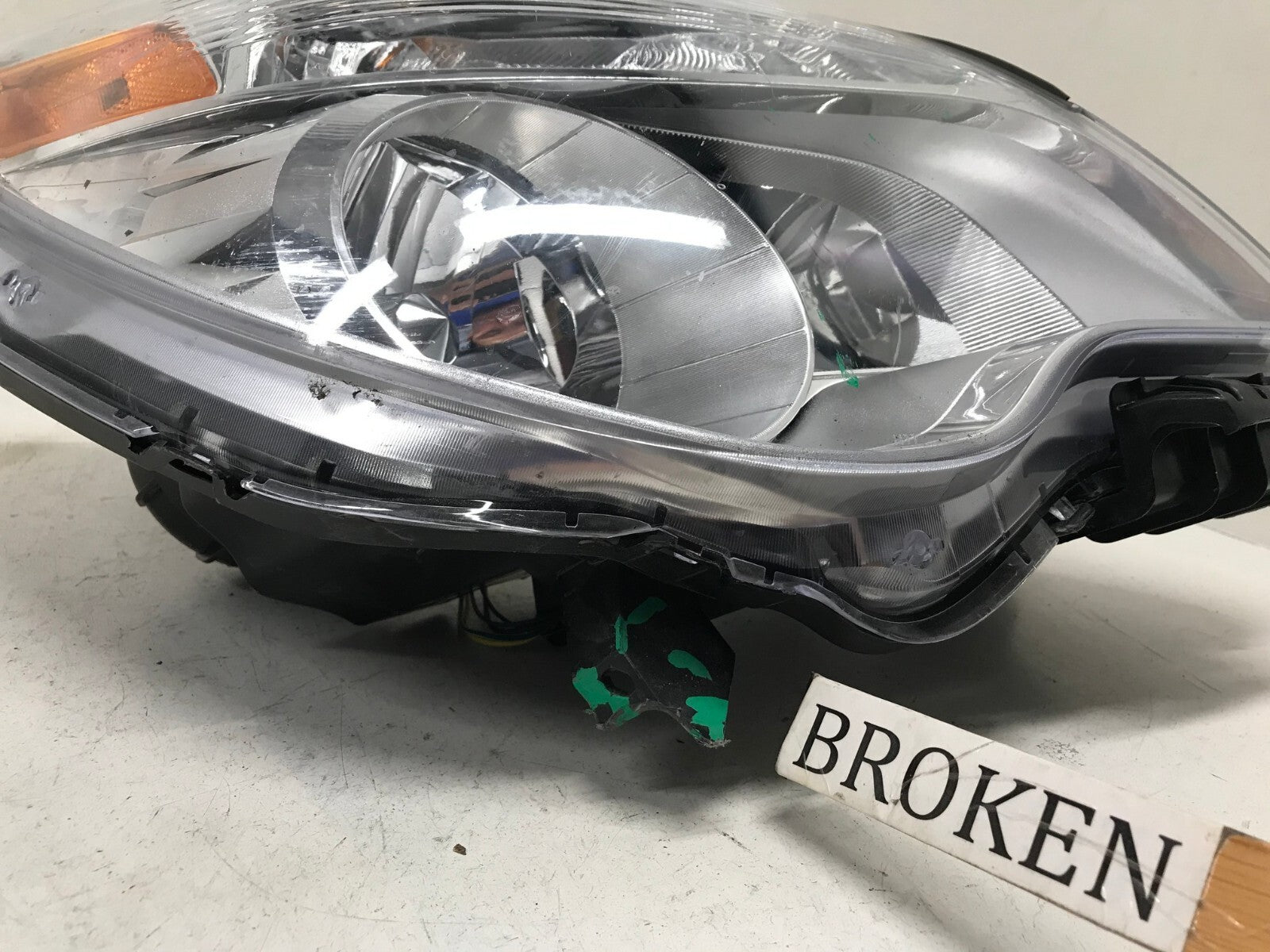 Headlight Damaged Passenger RH Right 10-15 Chevy Equinox LS/LT 20997473 OEM