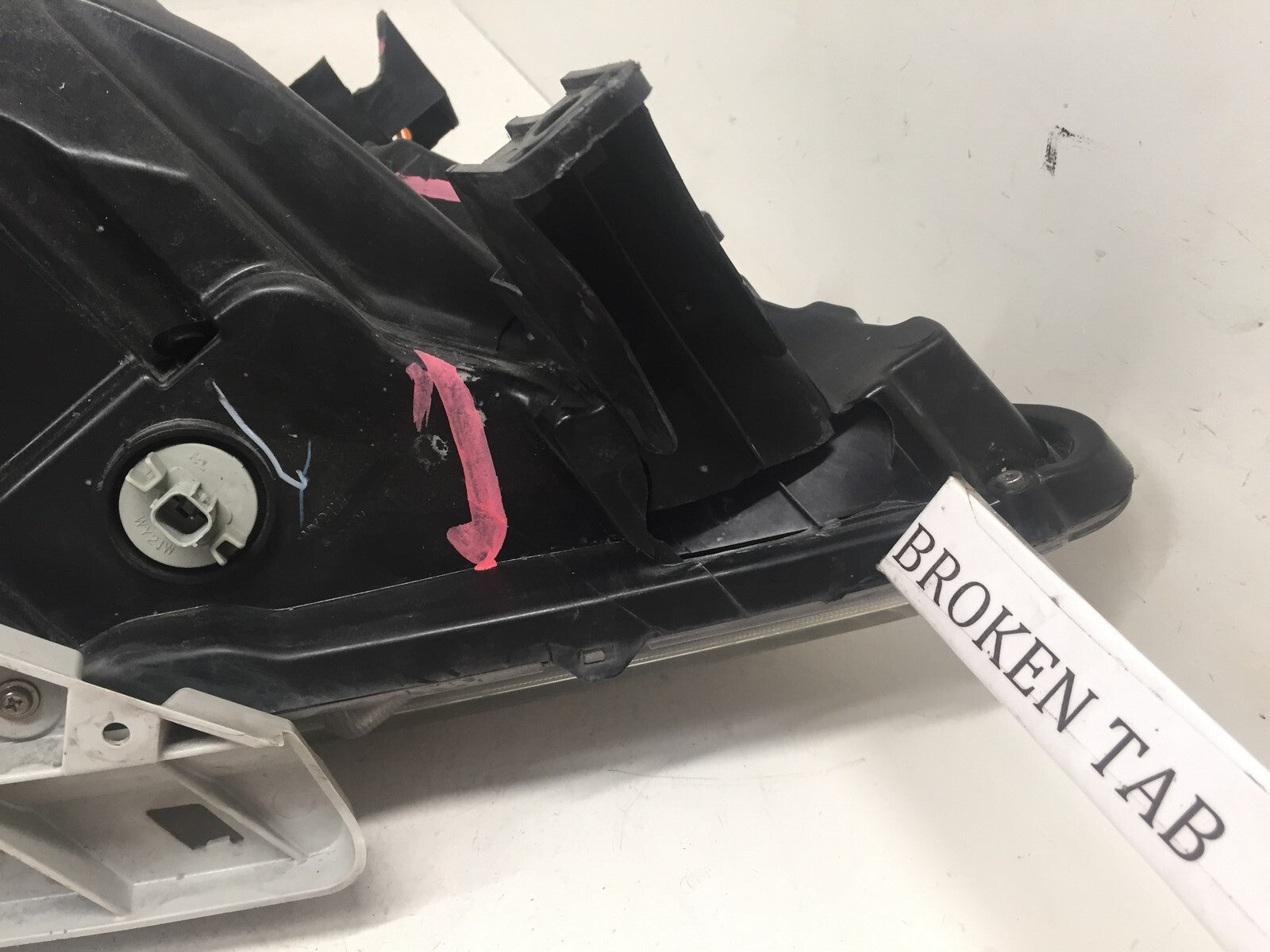 Headlight Damaged Lamp Driver LH Nissan Pathfinder 2013-2016 26060-3KA0A OEM