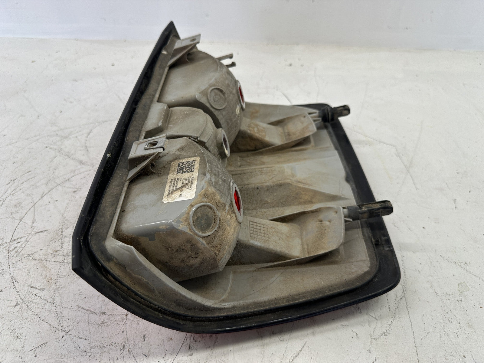 Tail Light Right Pass RH Damaged 16-19 Chevrolet Silverado 1500 84288723 OEM