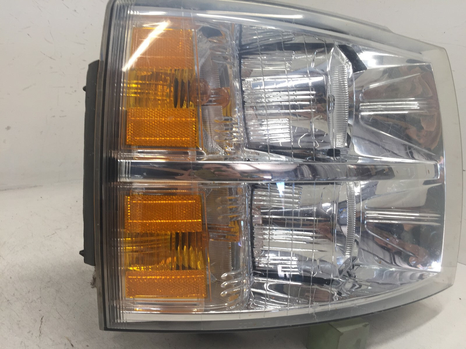 Headlight Damaged Headlamp Passenger RH Chevy Silverado Pickup Truck 07-14 OEM