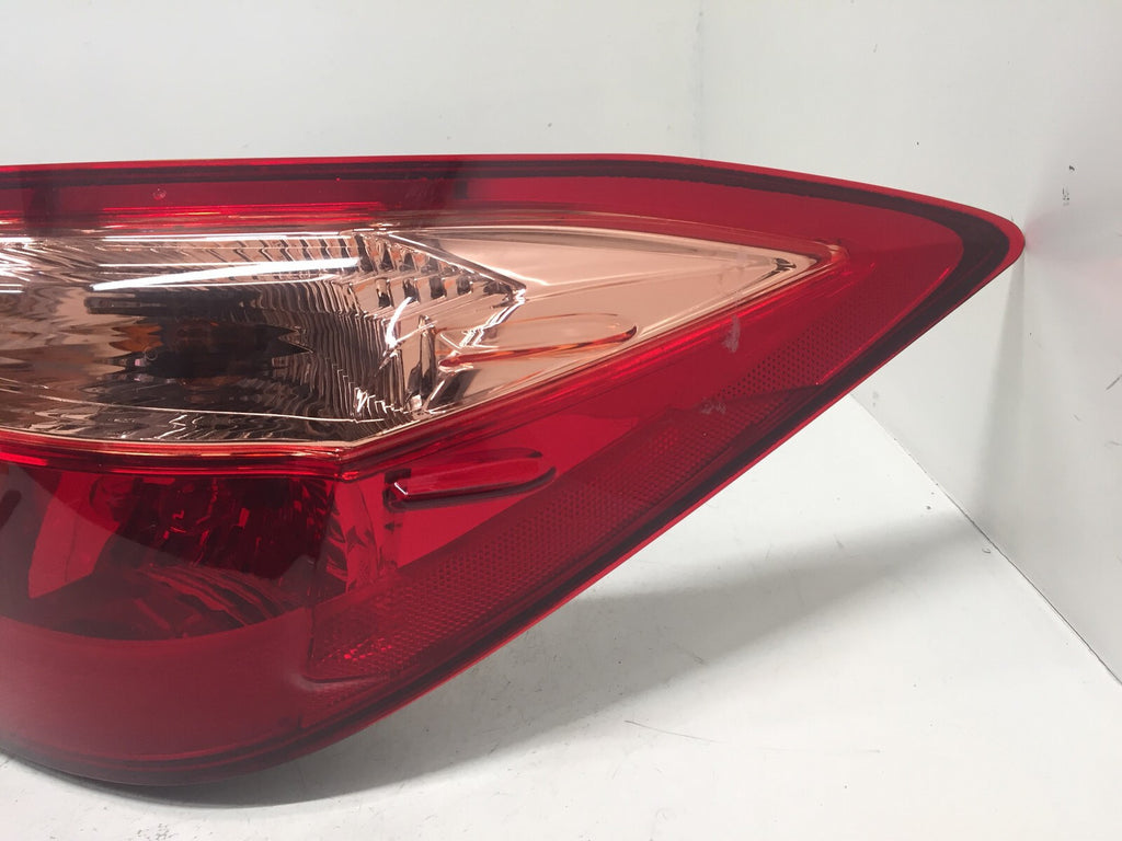 Tail light Damaged Lamp Outer Passenger RH Toyota Corolla Sedan 17-2019 CAPA
