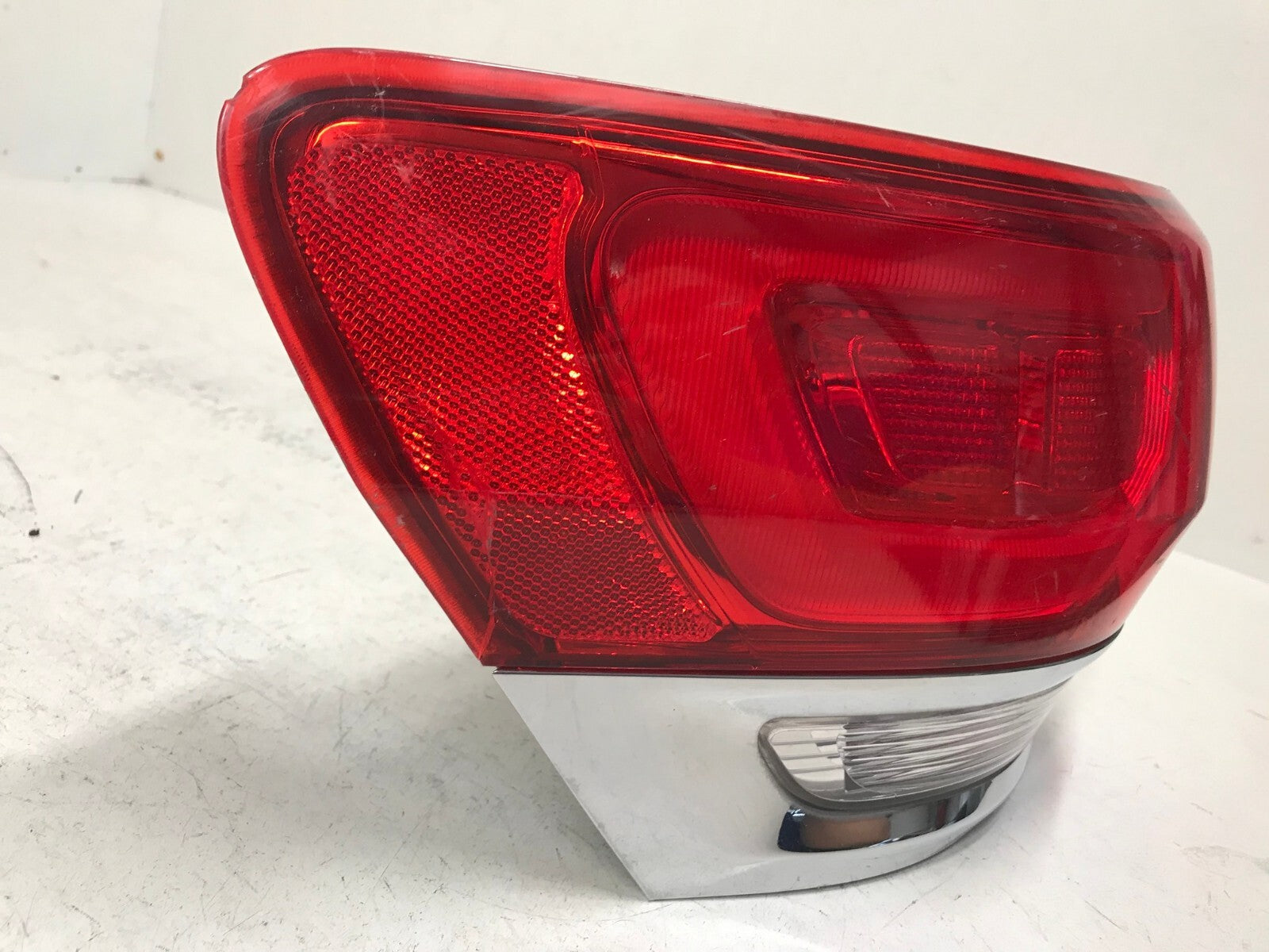 Tail light Damaged Driver LH Jeep Grand Cherokee 2014 17 18 2019 68110017AE OEM
