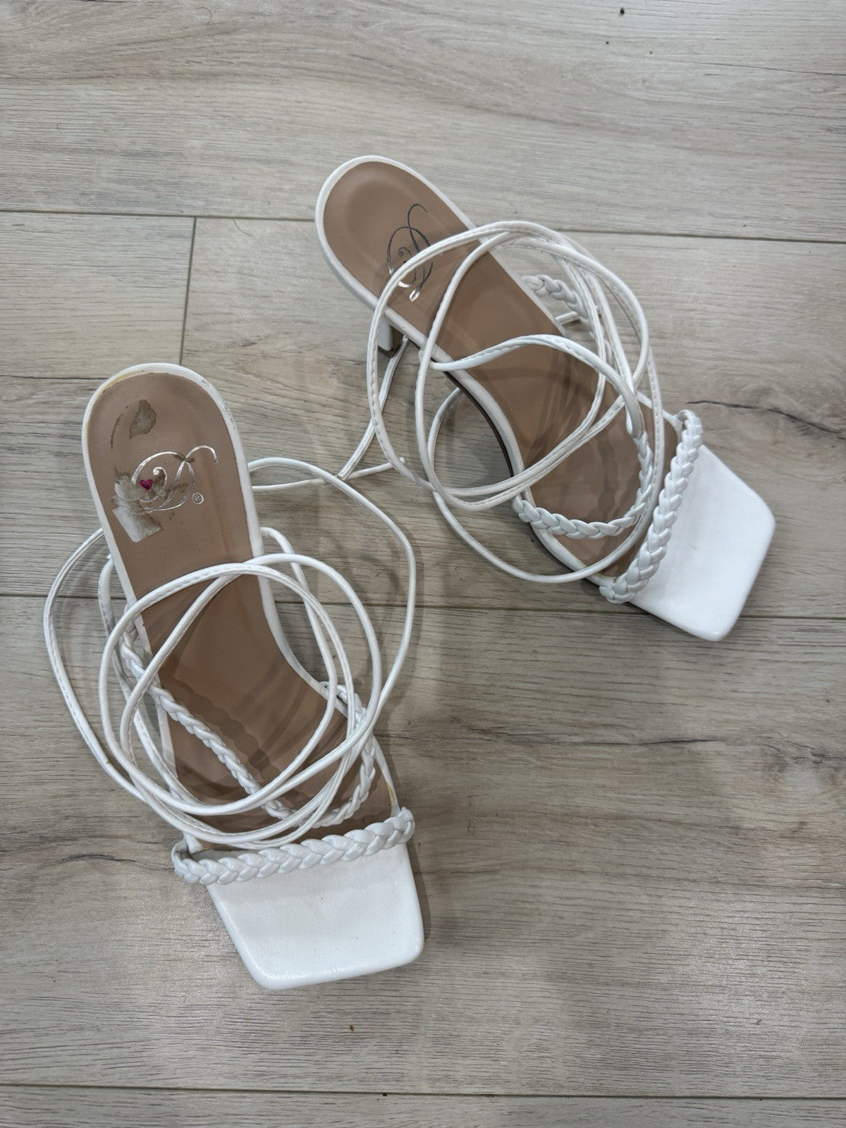 Heart in D Brand ~ Women's Size 7.5 White Shoes