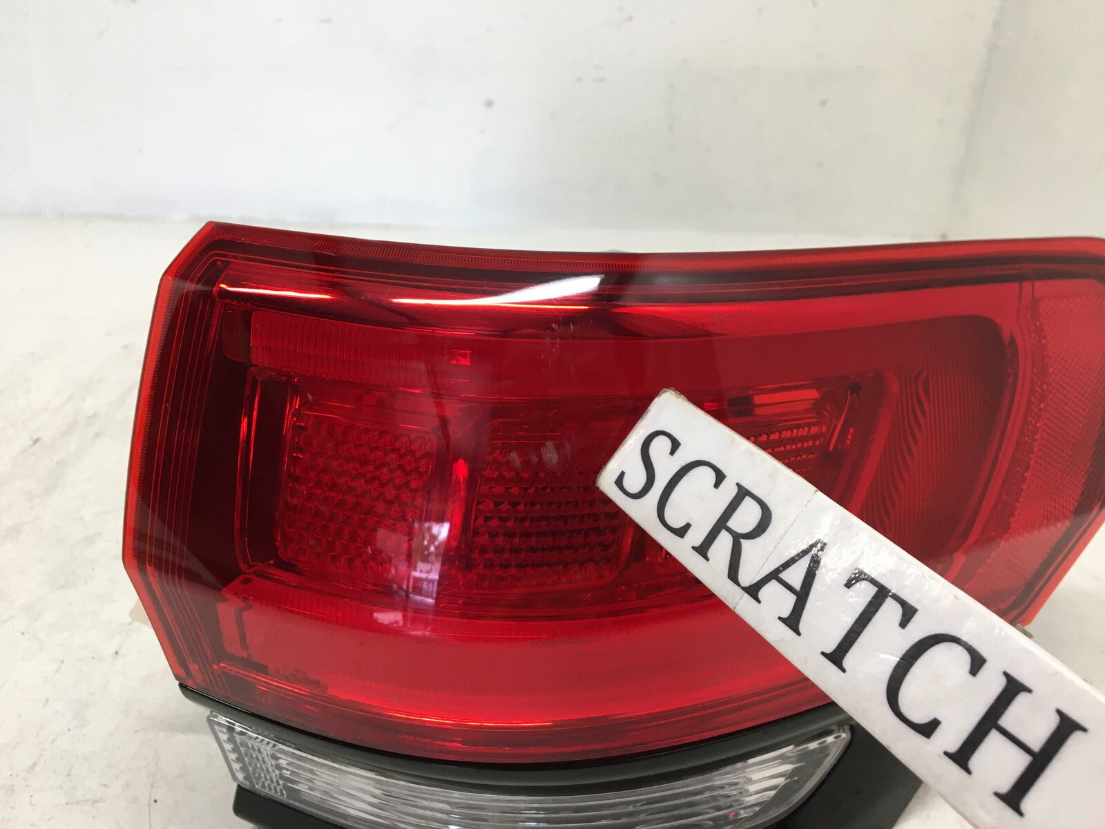 Tail light Damaged Right Passenger RH Jeep Grand Cherokee 14-17 P68217432AE OEM