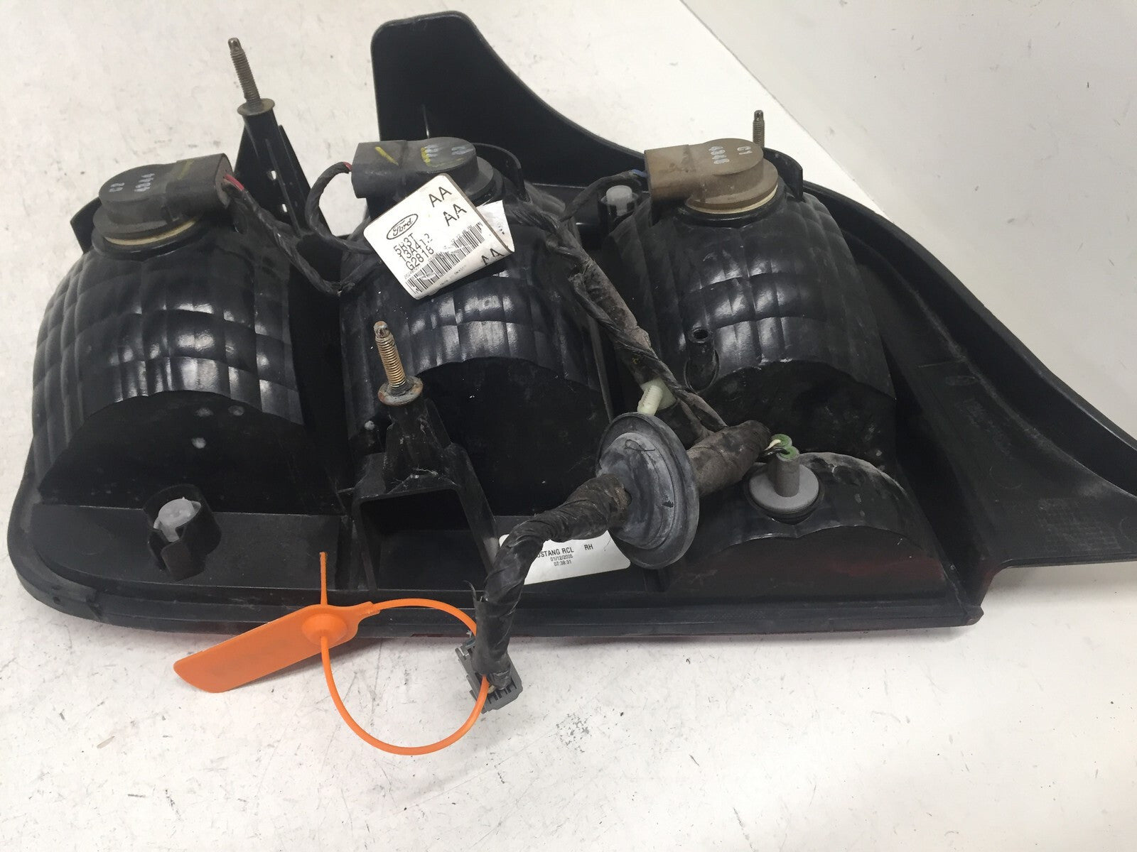 Tail light Damaged Lamp Right Passenger RH Ford Mustang 2005-2007 OEM