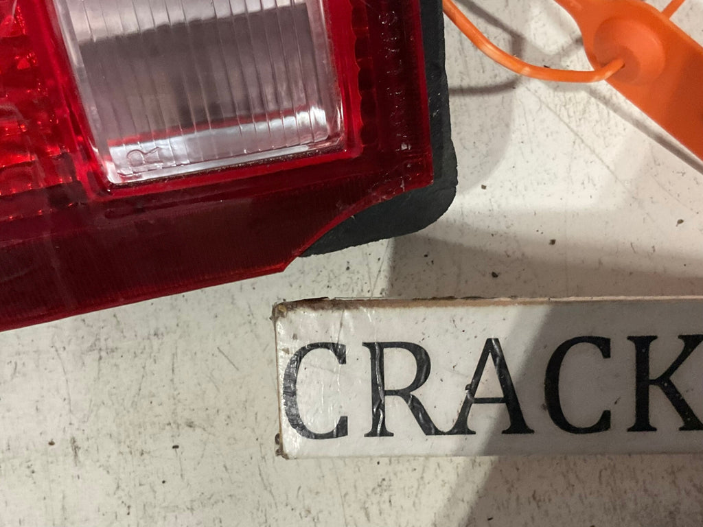 Tail light Damaged Passenger RH 1992-1999 Chevrolet GMC GM080-B000R-US56 OEM