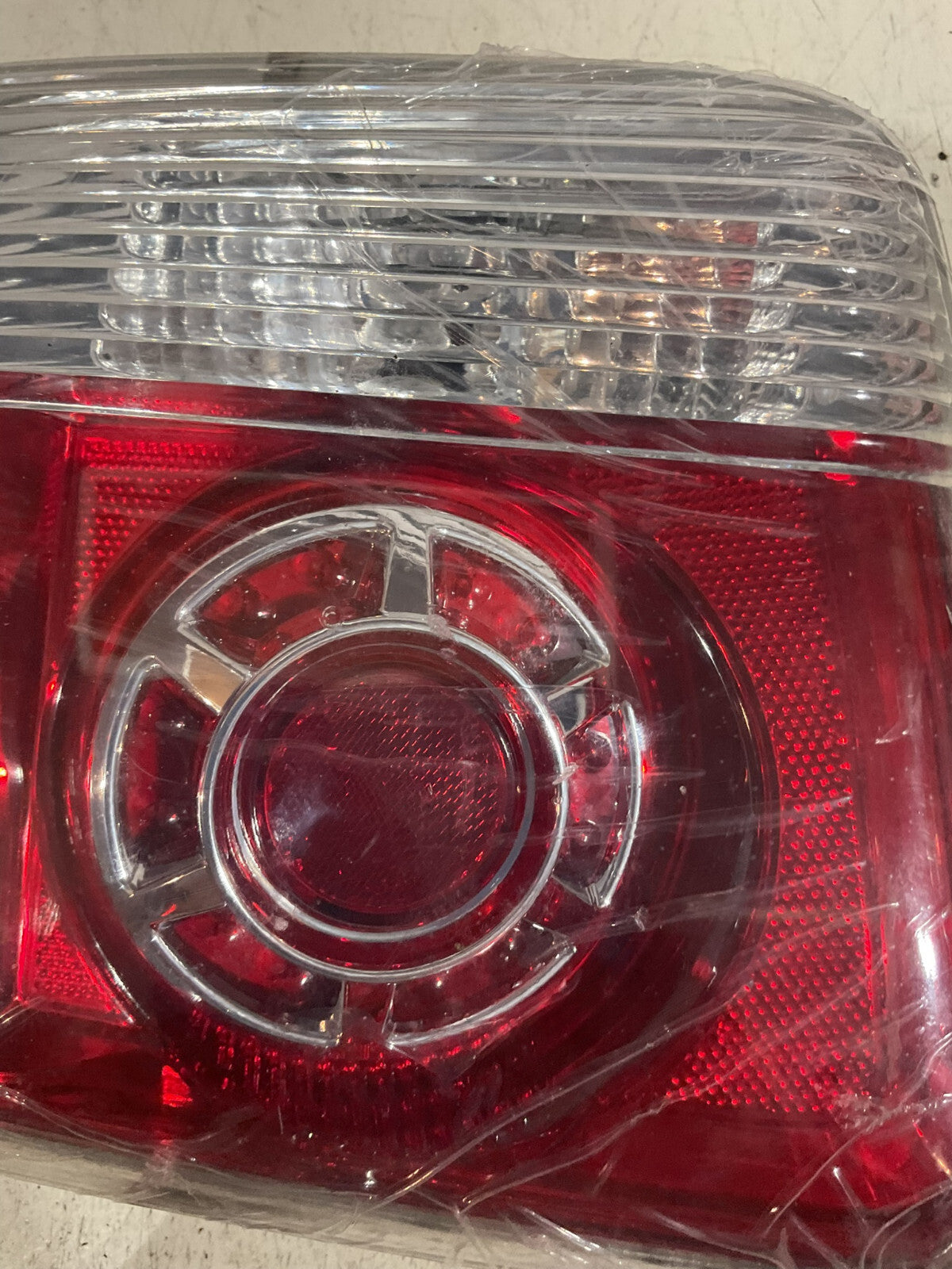 Tail light Damaged Right Passenger RH 2007-2012 GMC Acadia 20811961&itmmeta OEM