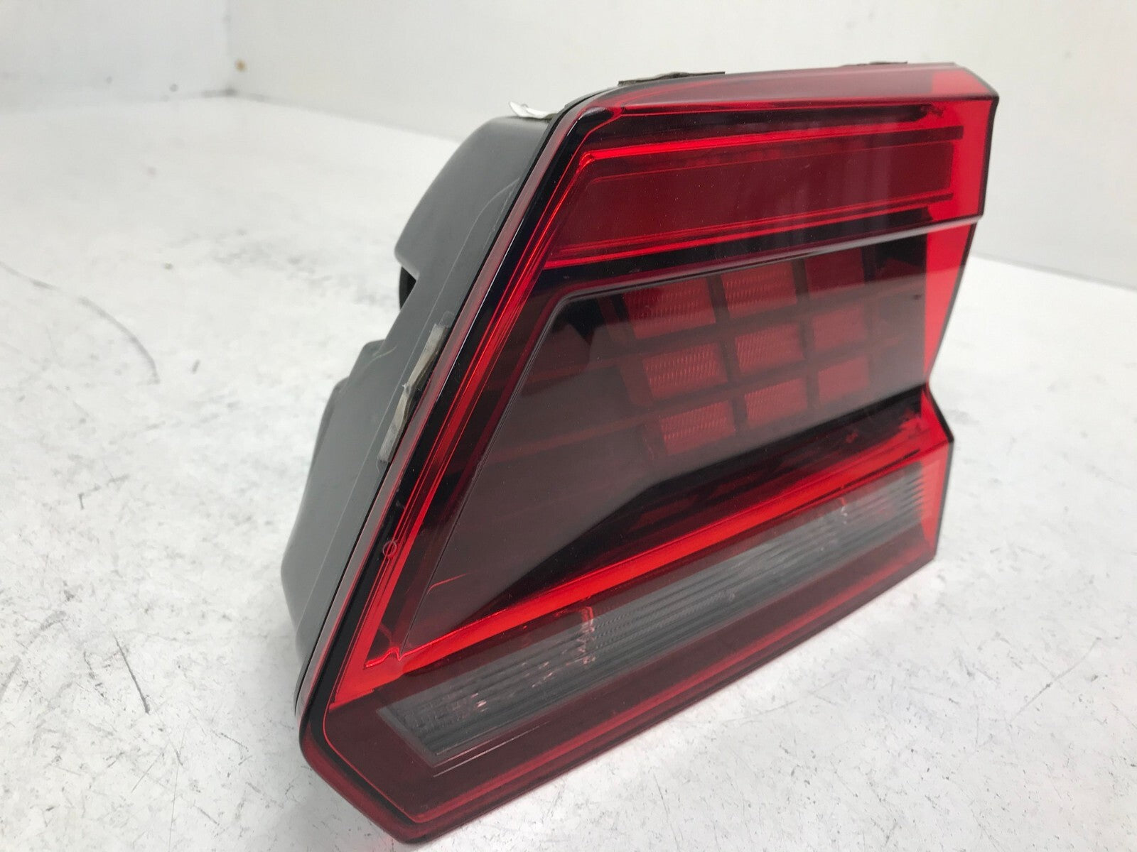 Tail light Damaged Passenger RH Right Volkswagen Atlas 2018-2019 3CN945308A OEM