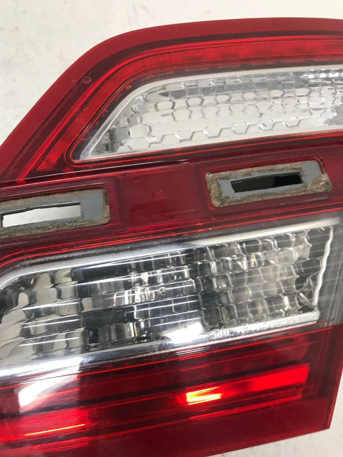 Tail light Damaged Driver LH Left 2013-2019 Ford Taurus DG13-15B503-A OEM