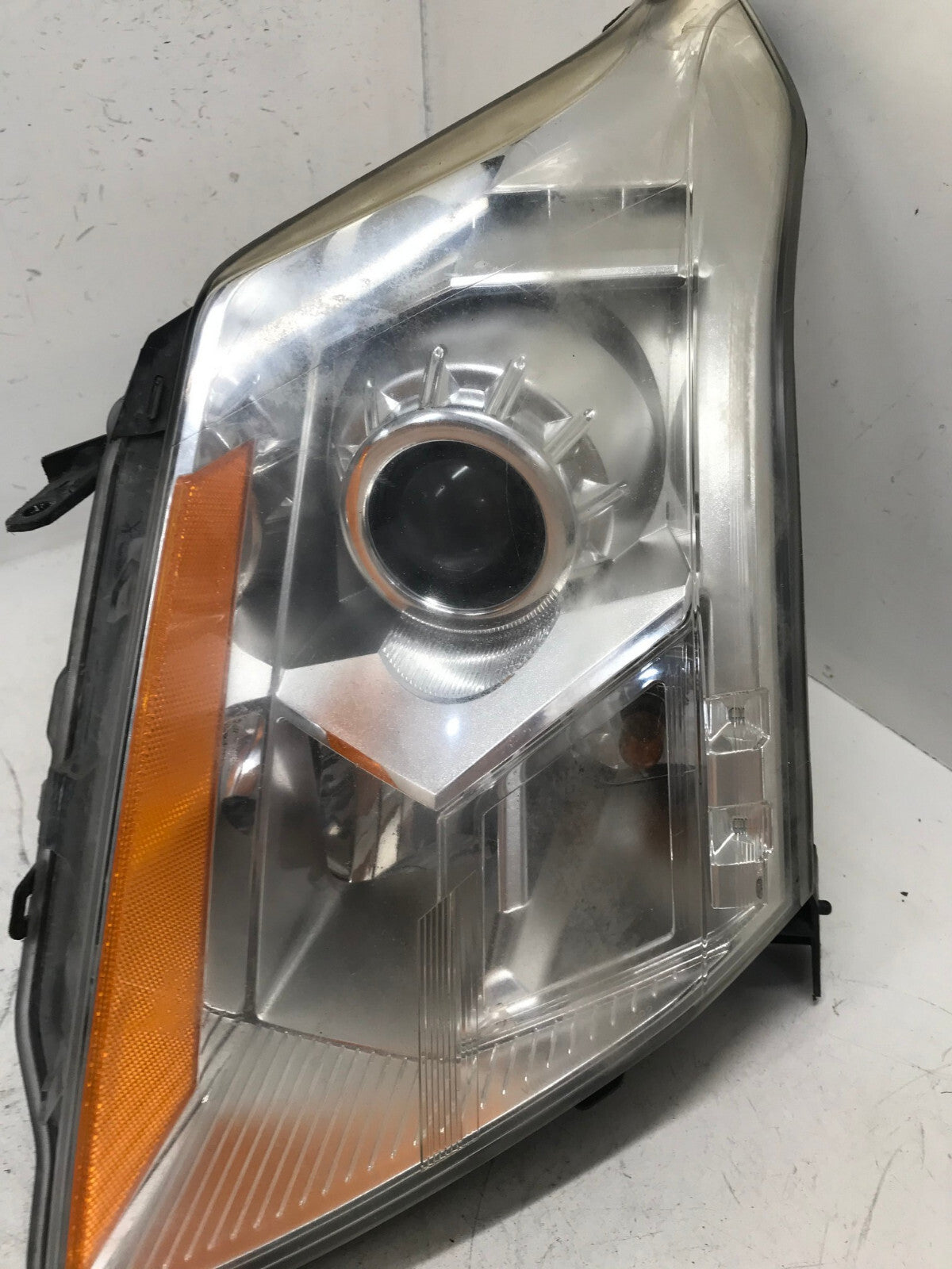 Headlight Damaged Driver LH 2010-2013 Cadillac SRX 20916371 OEM