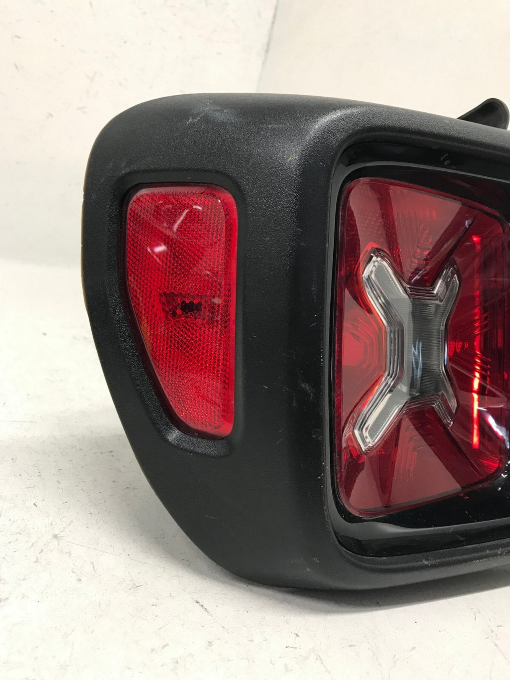 Tail light Damaged Driver LH Left 2015-2023 Jeep Renegade CAPA