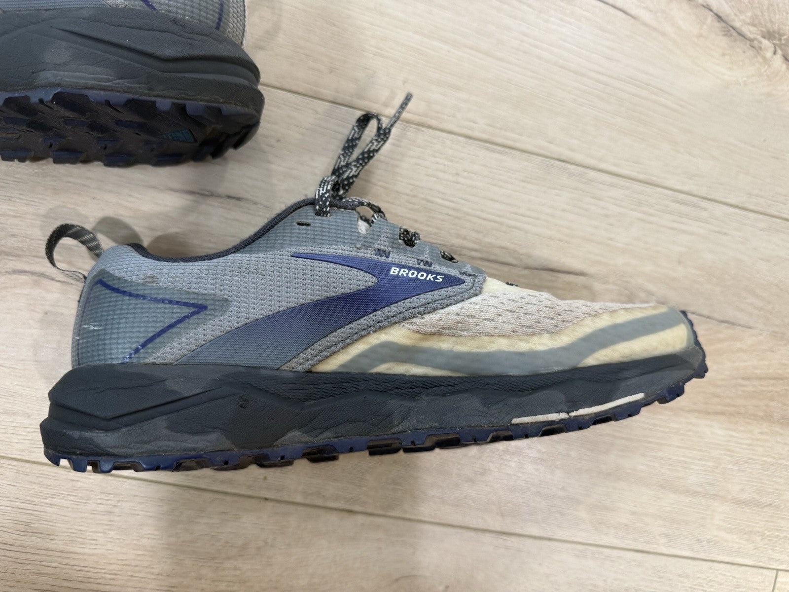 Brooks TRAIL Running Shoes White / Blue  Size 7