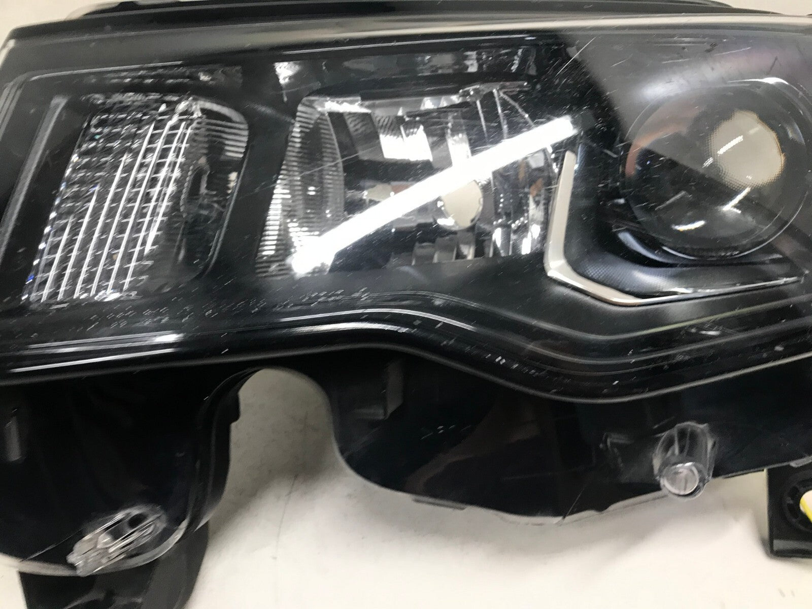 Headlight Damaged Left LH Driver Jeep Grand Cherokee 17-19 68266647AD OEM