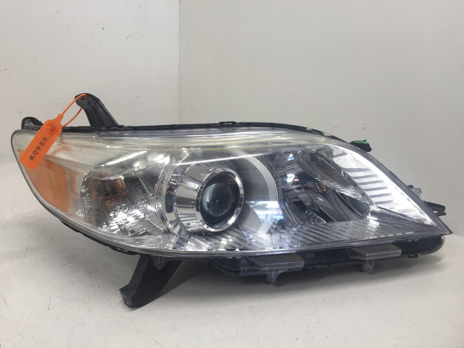 Headlight Damaged Passengers Right RH Toyota Sienna 11-20 8111008030 OEM