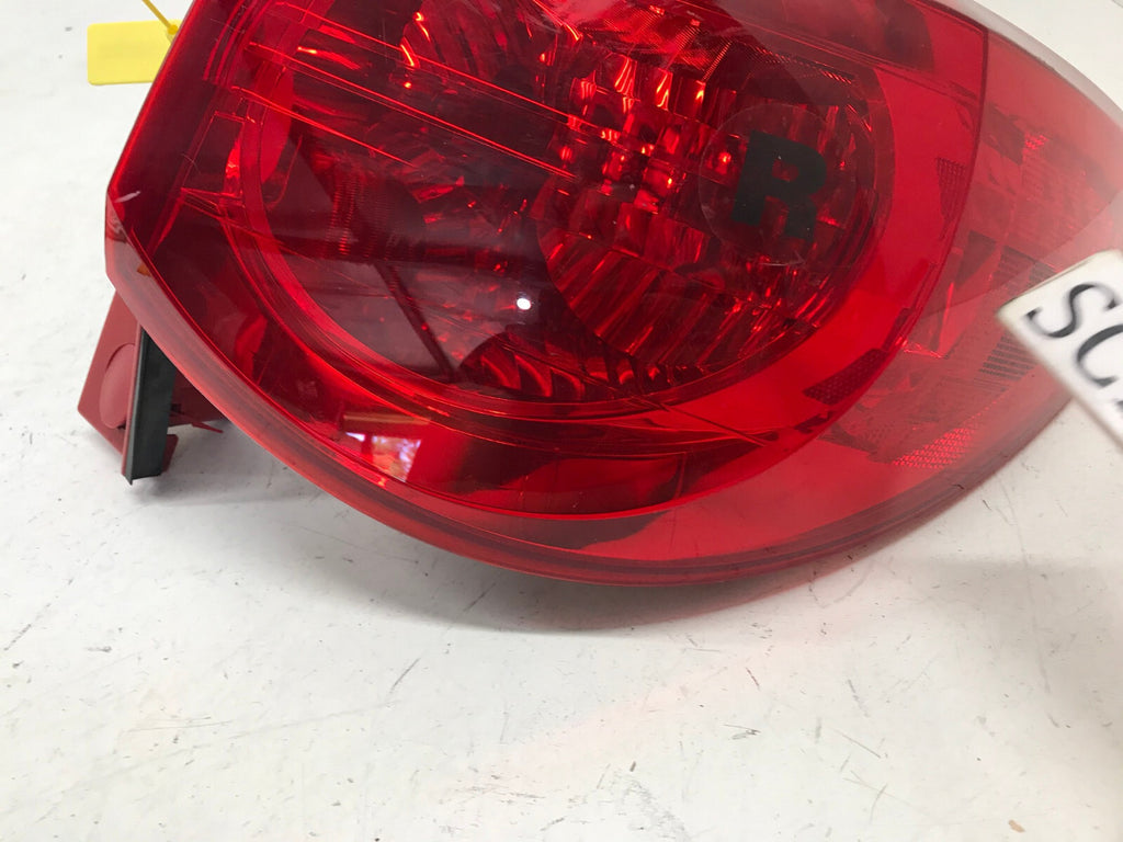 Tail light Damaged Right RH Passenger Chevy Traverse 2009-2012 15912686 OEM