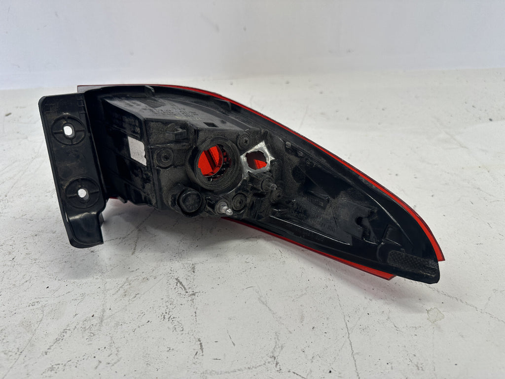 Tail light Damaged Right Passenger RH Hyundai Kona 2018-2023 92402-J9000 OEM