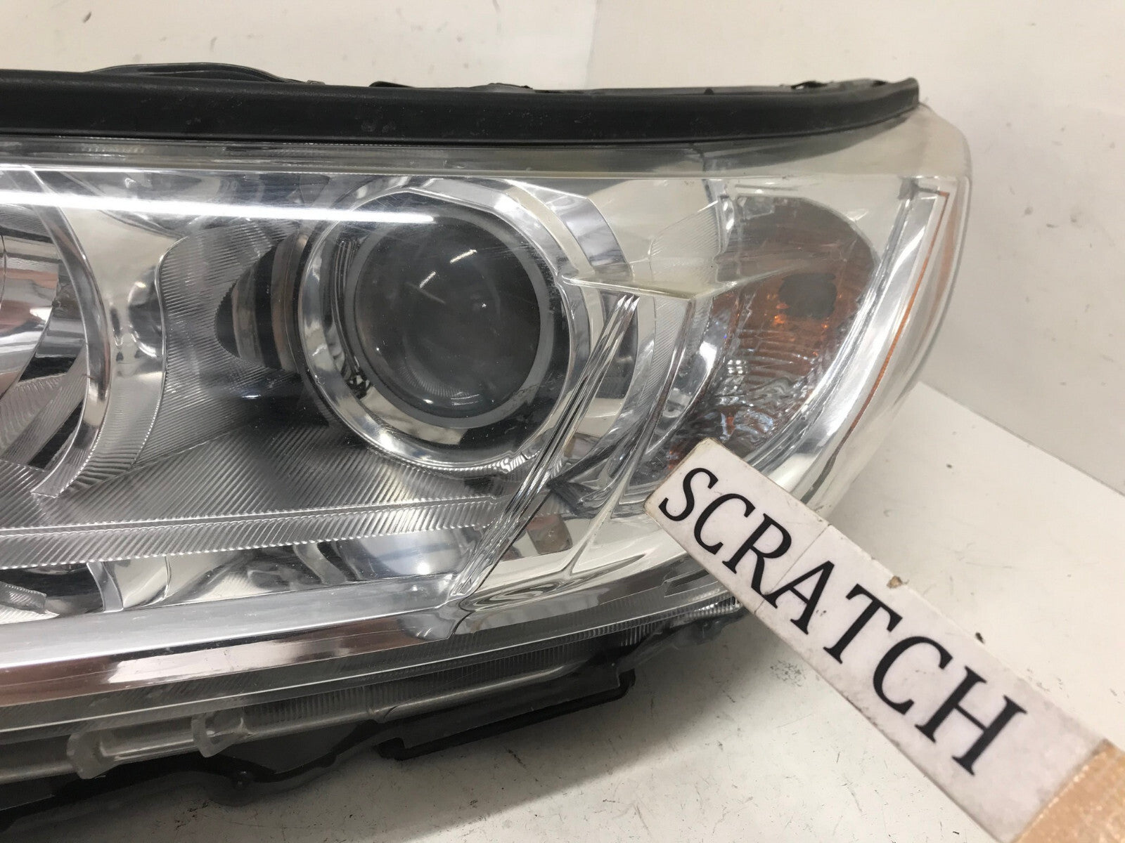 Headlight Damaged Driver LH 2017 2018 2019 Toyota Highlander 811500E360 OEM