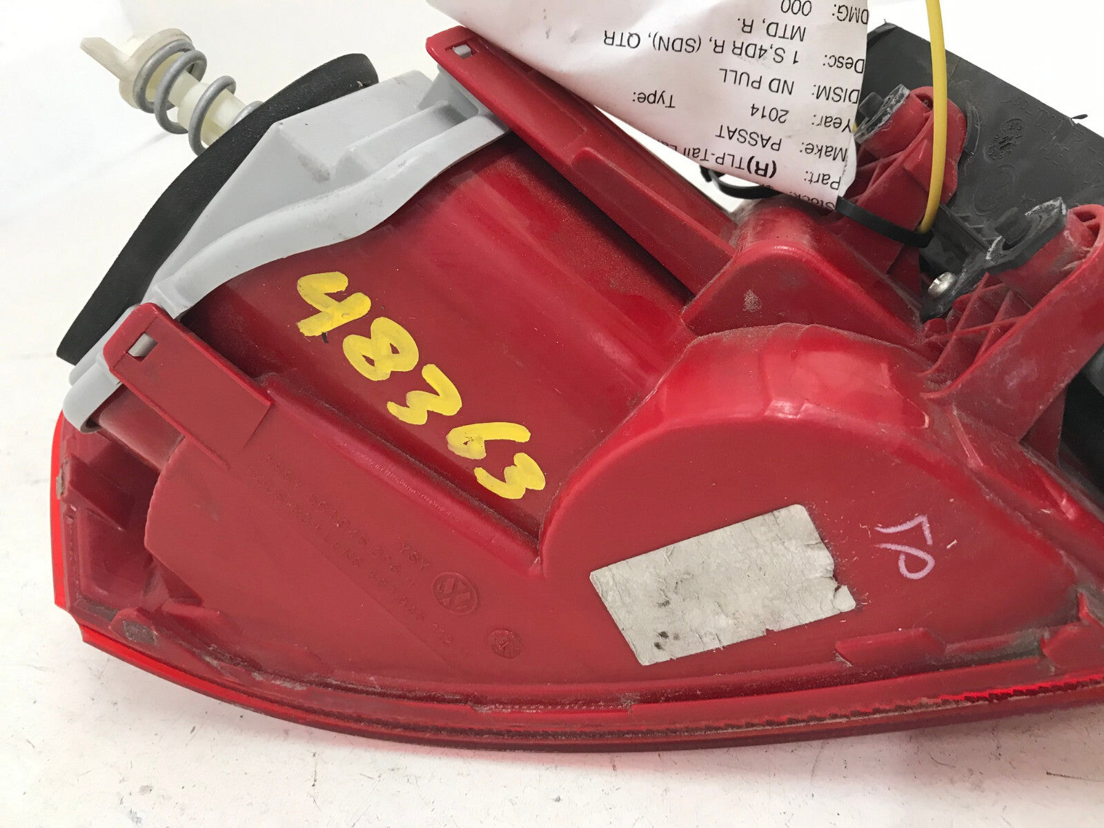 Tail light Damaged Passenger RH 2012-2015 Volkswagen Passat 561945096H OEM