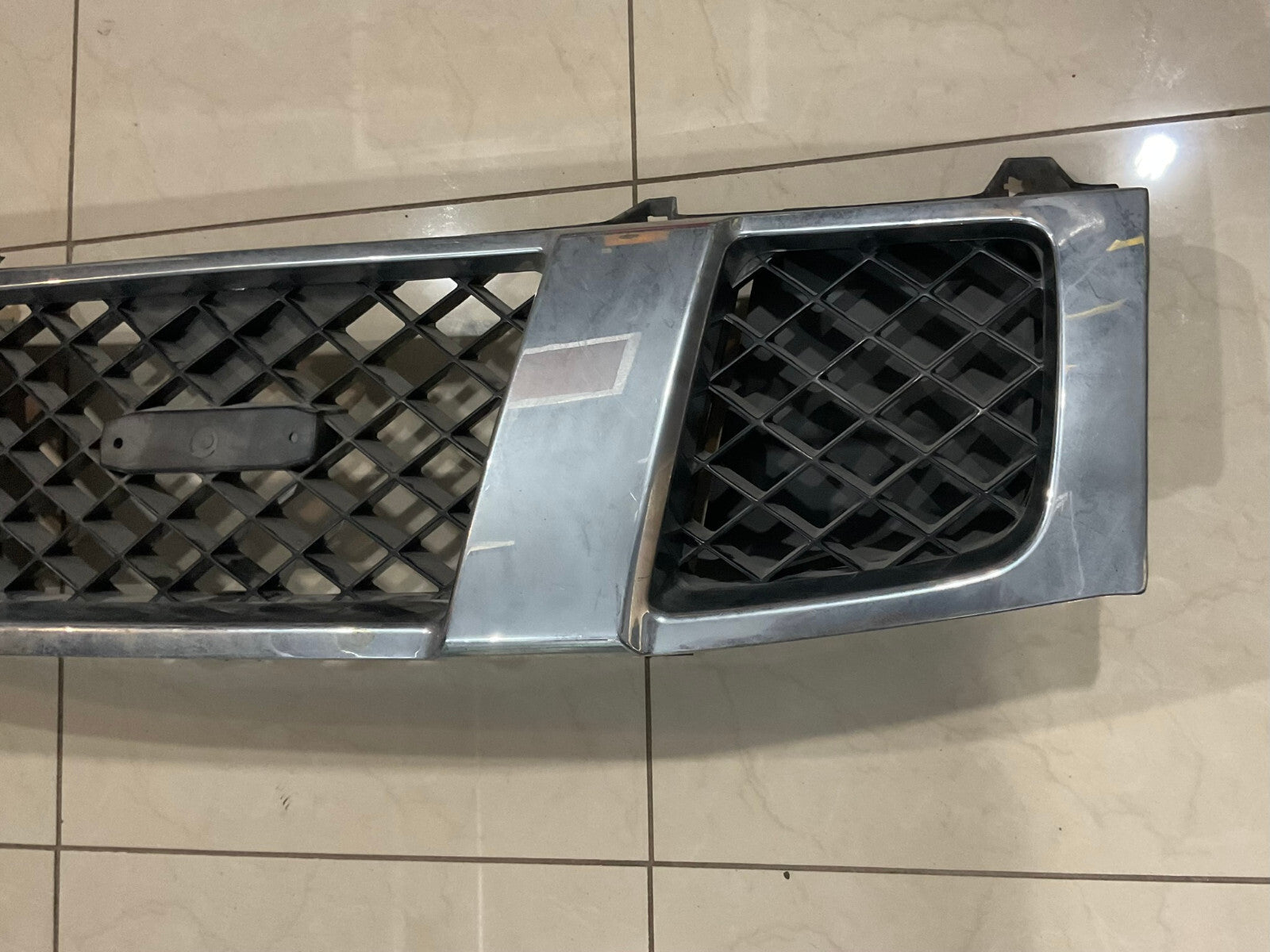 Grill Grille Black And Silver 2005 2006 2007 Nissan Pathfinder OEM