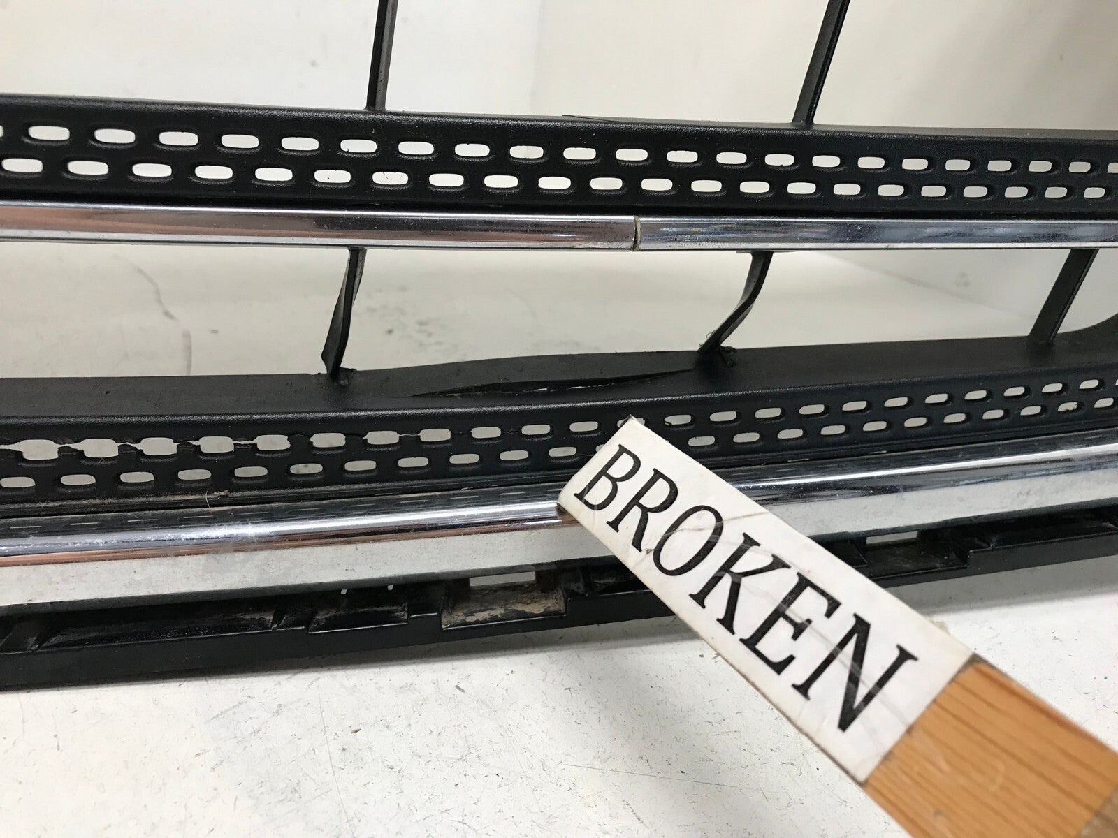 Grille Grill 2018-2020 Chevrolet Traverse 23376131 OEM