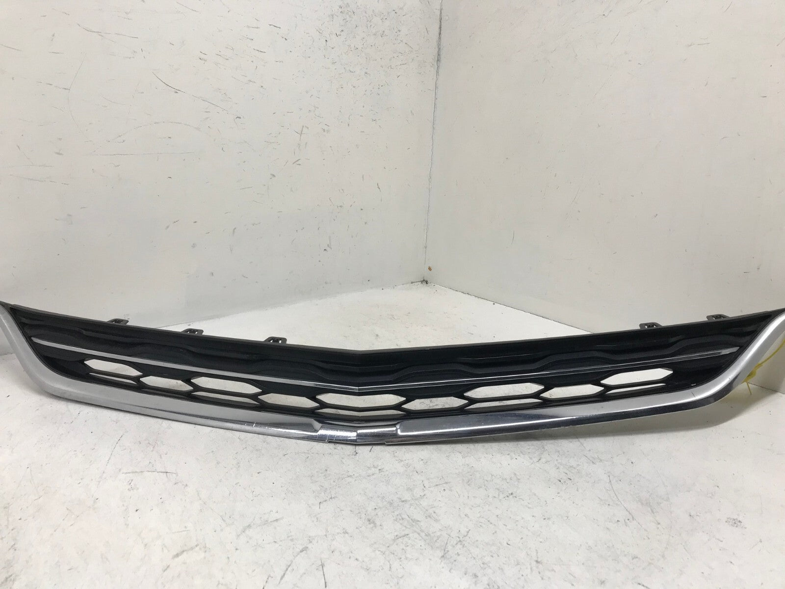 Grill Grille 2016-2018 Chevy Malibu 84061034 OEM
