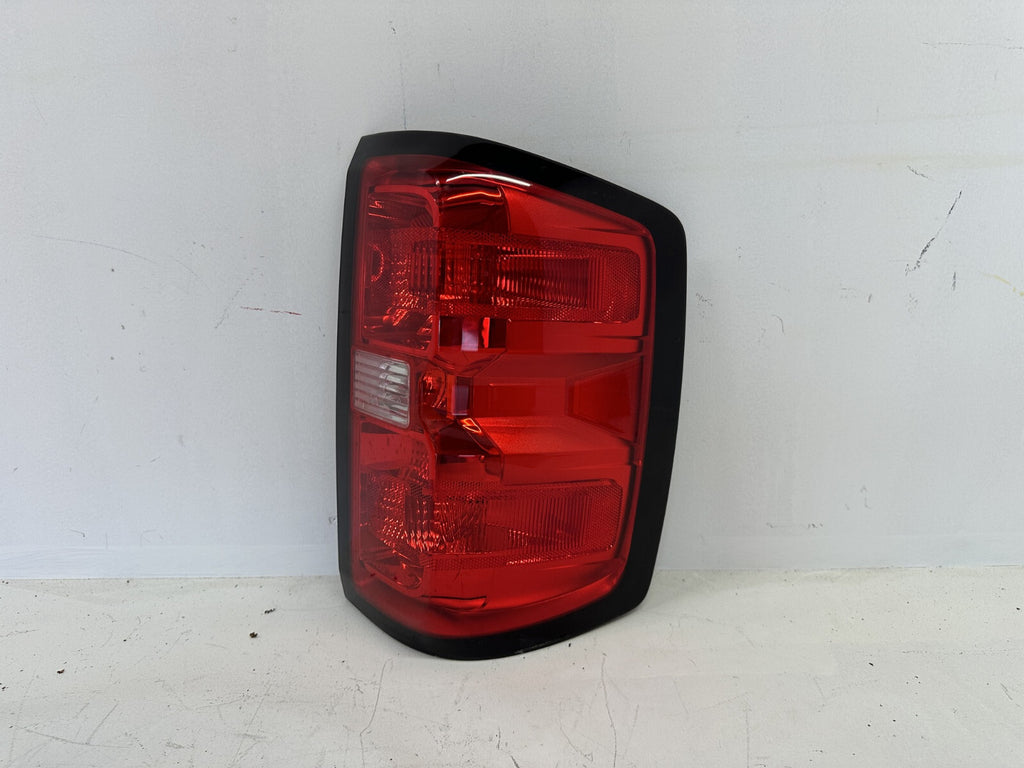 Tail Light Right Pass RH Damaged 16-19 Chevrolet Silverado 1500 84288723 OEM