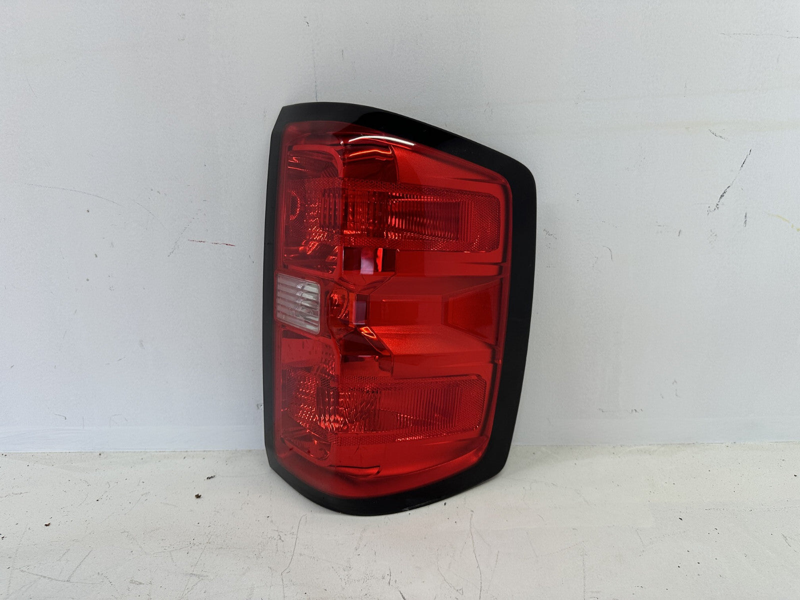 Tail Light Right Pass RH Damaged 16-19 Chevrolet Silverado 1500 84288723 OEM