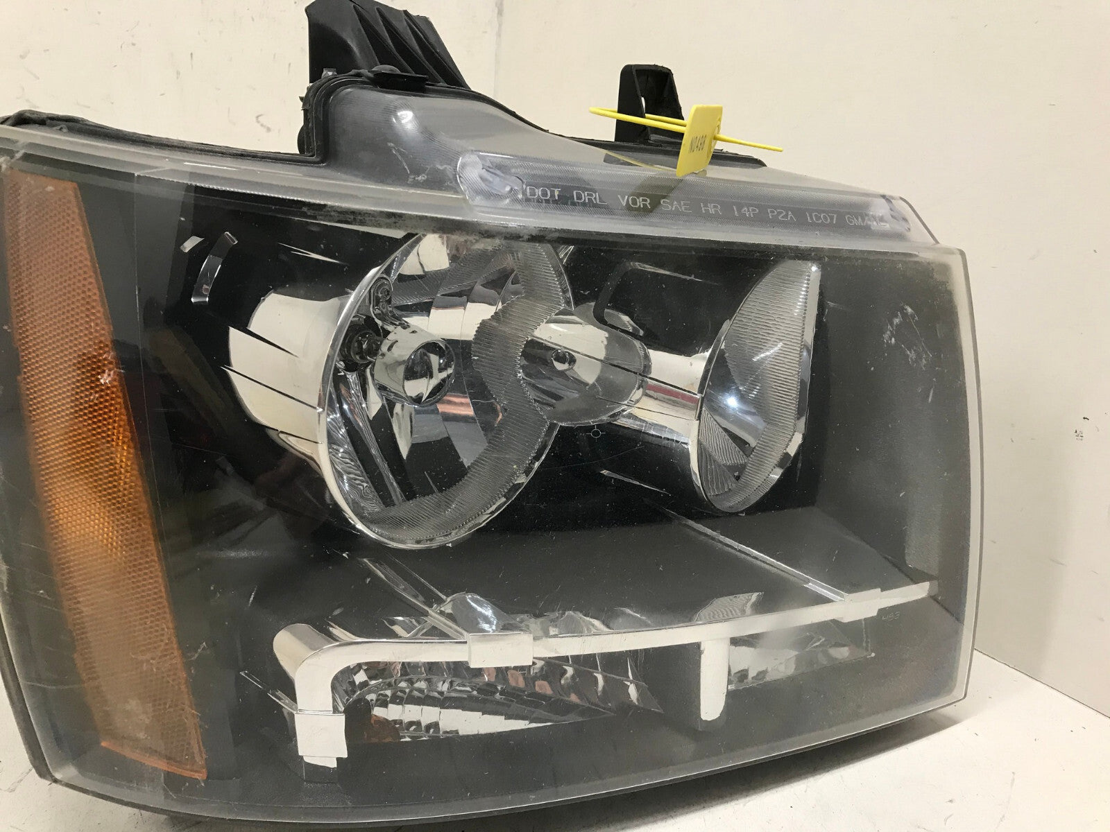 Headlight Damaged Right RH Passenger Chevrolet Suburban 2007-2014 15950808 OEM