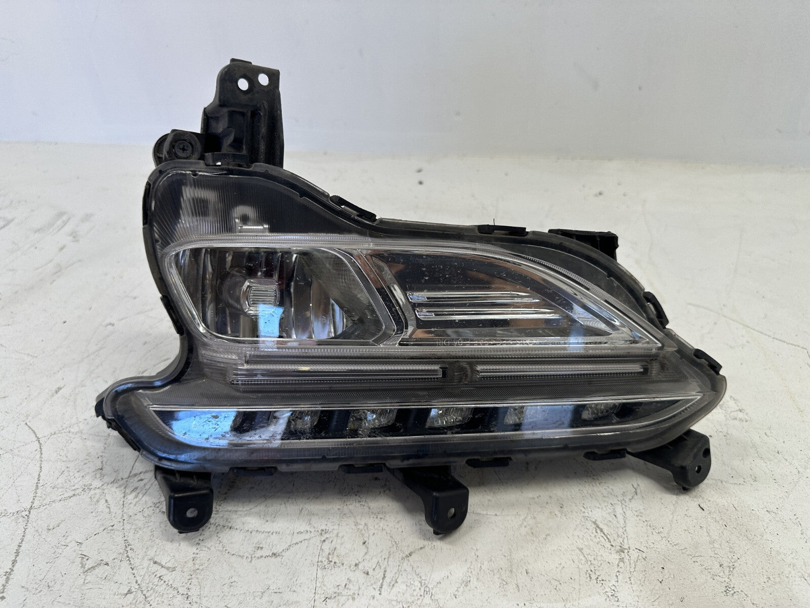 Fog Light Left Driver LH Damaged Hyundai Santa Fe Sport 17 2018 92201-4Z510 OEM