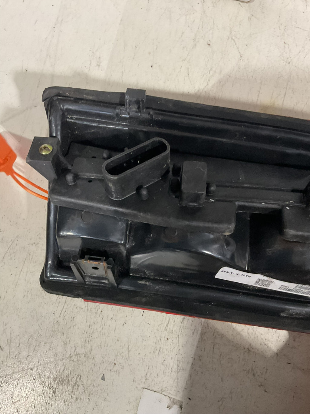 Tail light Damaged Passenger RH 1992-1999 Chevrolet GMC GM080-B000R-US56 OEM