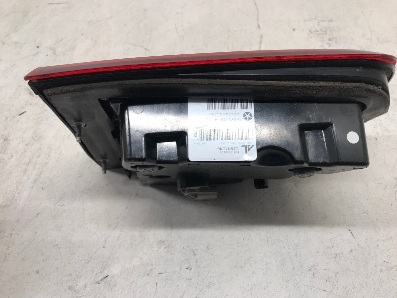 Tail light Damaged Passenger RH 14-21 Jeep Grand Cherokee SRT 68142944AF OEM