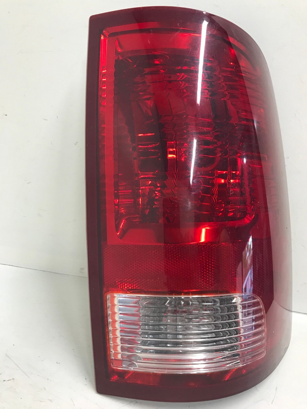 Tail light Damaged RH Right Dodge Ram 1500 2500 3500 2009-2018 55277414AA OEM