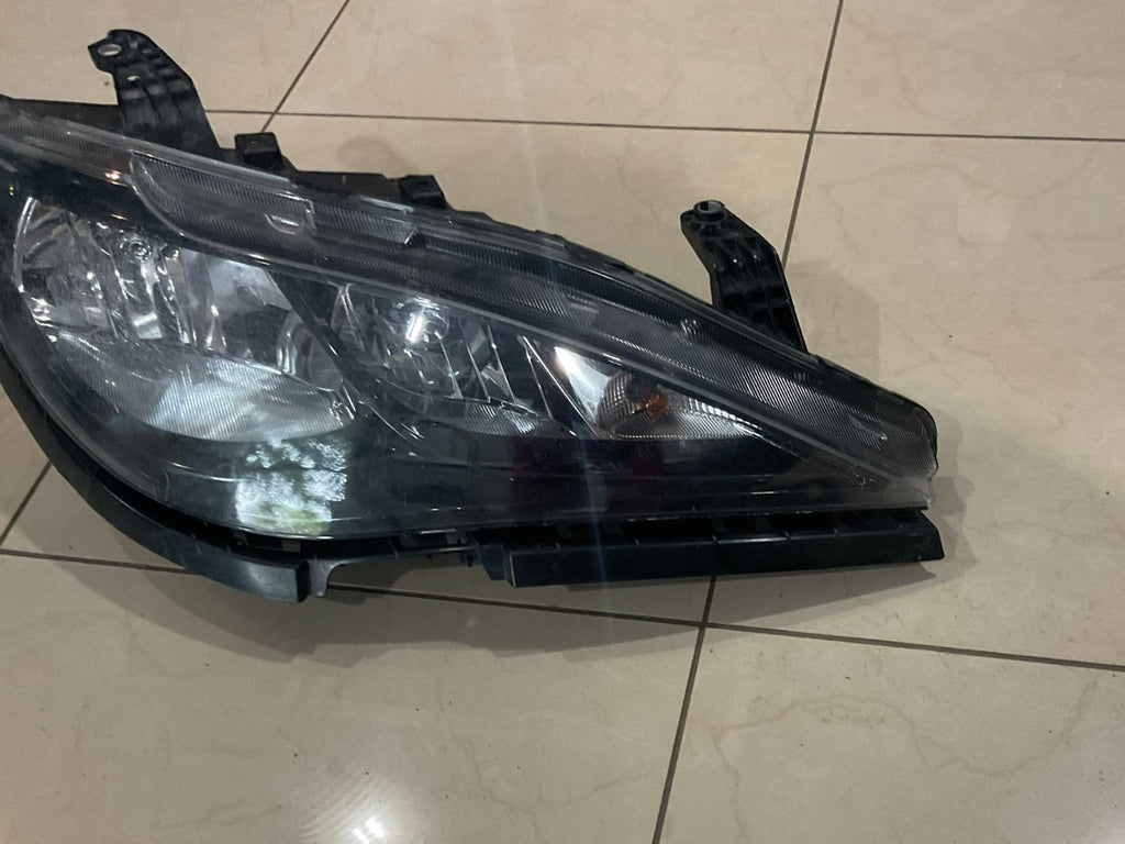 Headlight Right RH Passenger Chrysler Pacifica 2017-20 CAPA