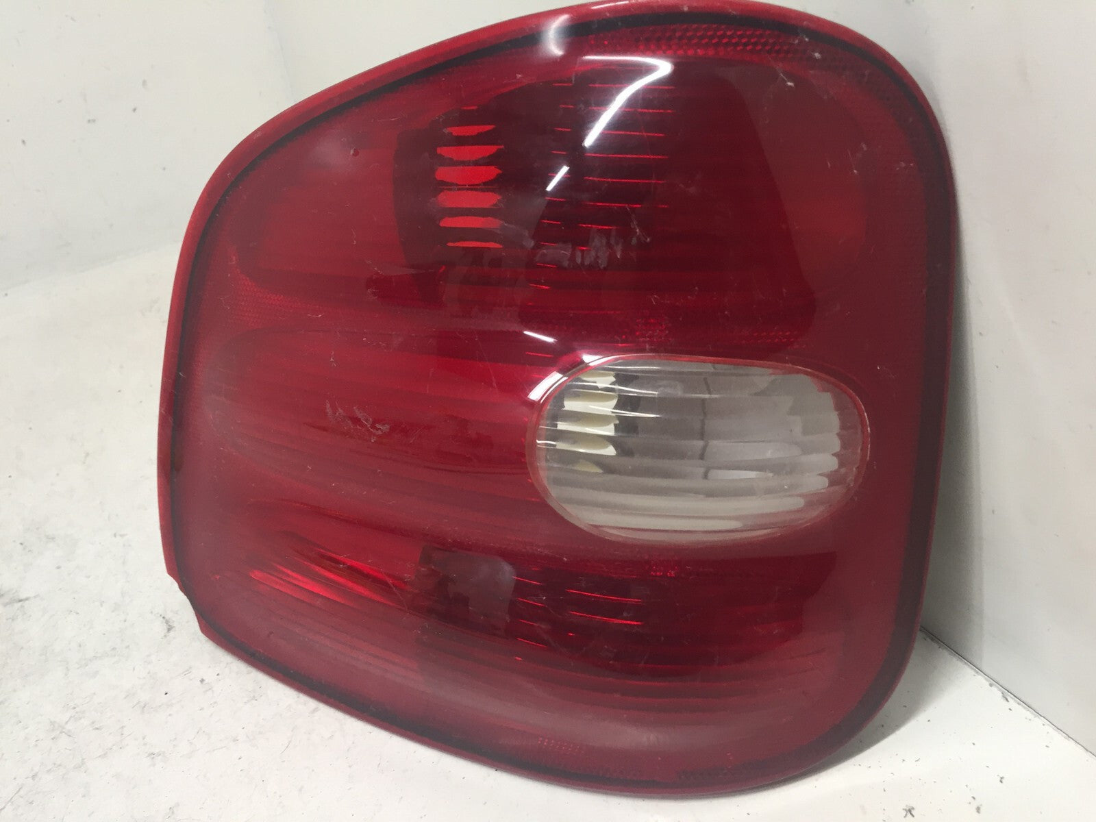 Tail light Damaged Lamp Rear Passenger RH Ford F150 97-00 F65Z-13404-BG OEM