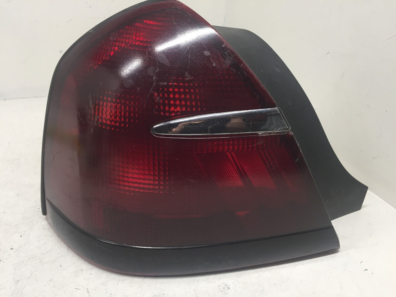 Tail light Damaged Lamp Driver LH Mercury Grand Marquis 98-02 XW3Z-13405-AA OEM