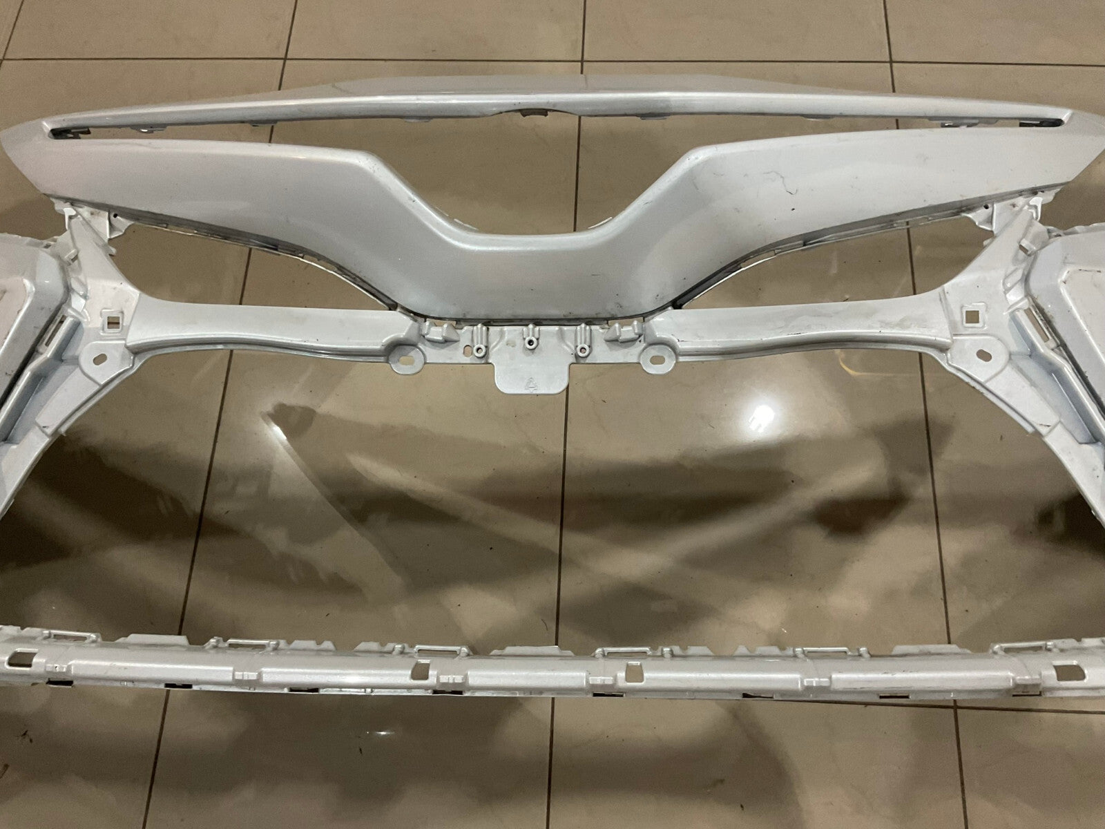 Front Bumper Cover White 2018-2020 Toyota Camry SE/XSE/Hybrid SE 52119+06E20 OEM