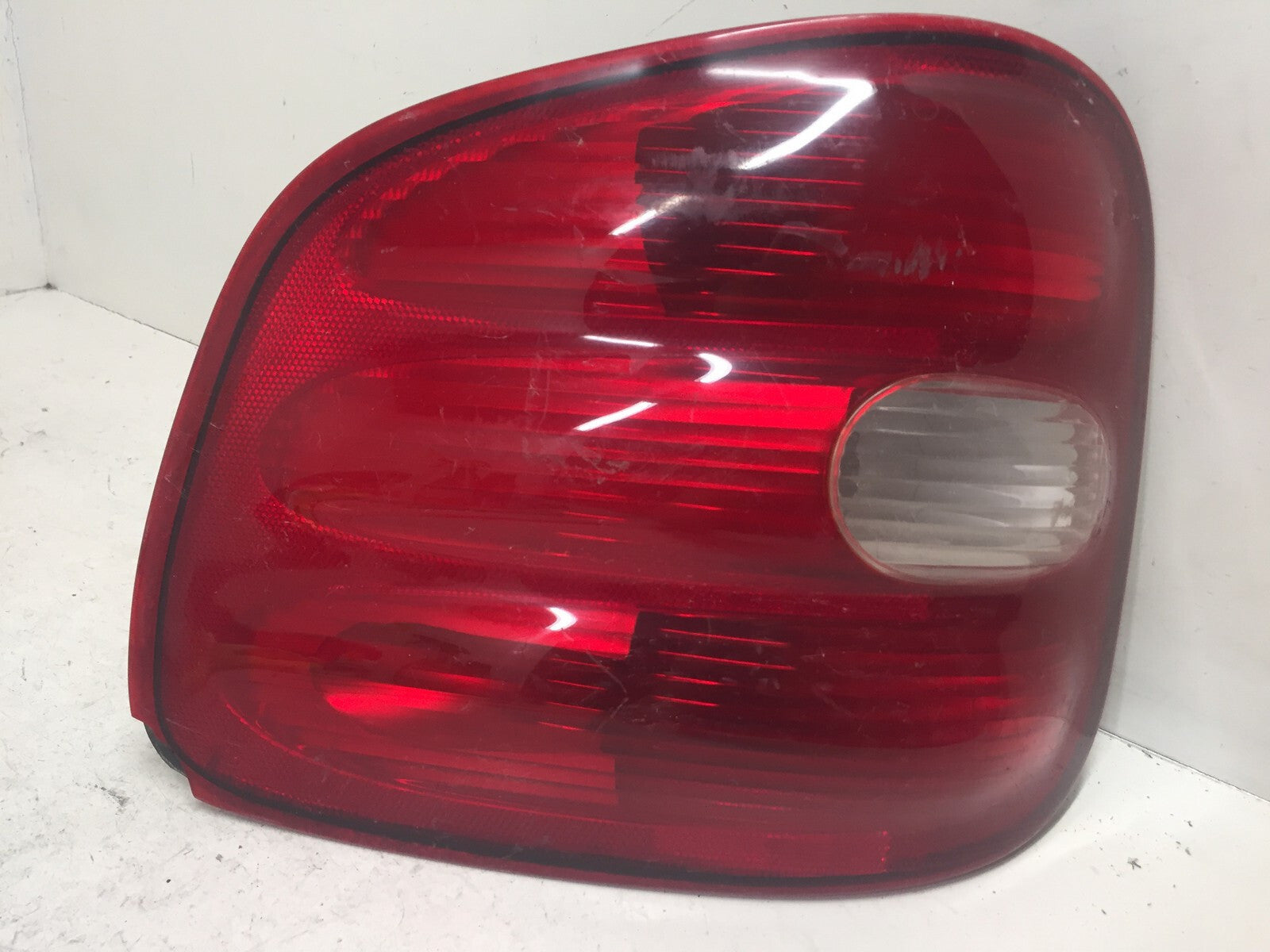 Tail light Damaged Lamp Rear Passenger RH Ford F150 97-00 F65Z-13404-BG OEM