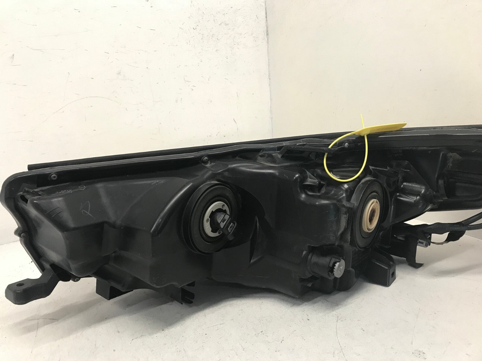 Headlight Damaged Right RH Toyota Highlander LE XLE 2014-2016 81110-0E250 OEM