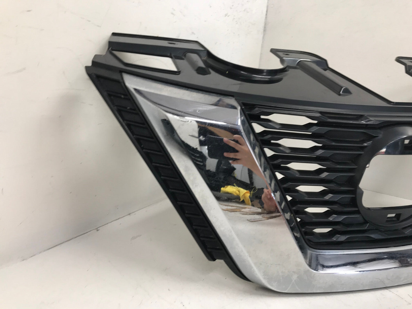Grille Grill 2016-2018 Nissan Rogue 62310-5HR0A OEM